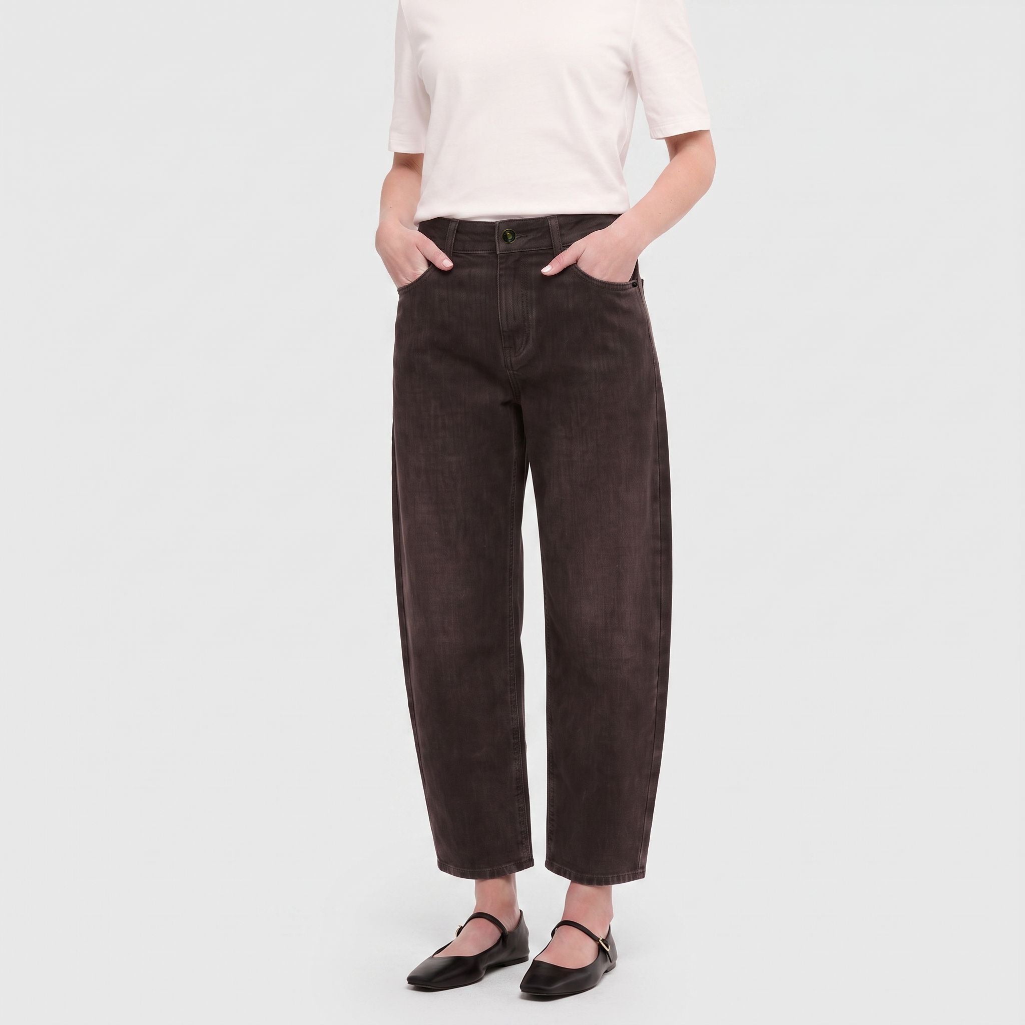 Barrel jeans in a light lyocell blend. | DANNI | soft black brown used | Front view of model