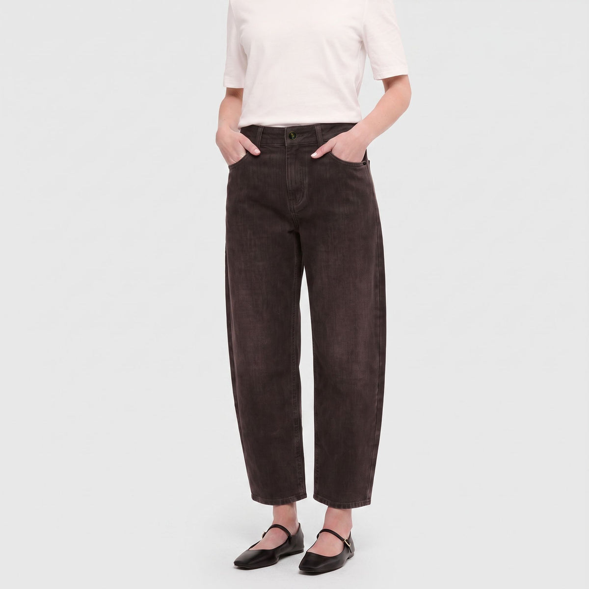 Barrel jeans in a light lyocell blend. | DANNI | soft black brown used | Front view of model