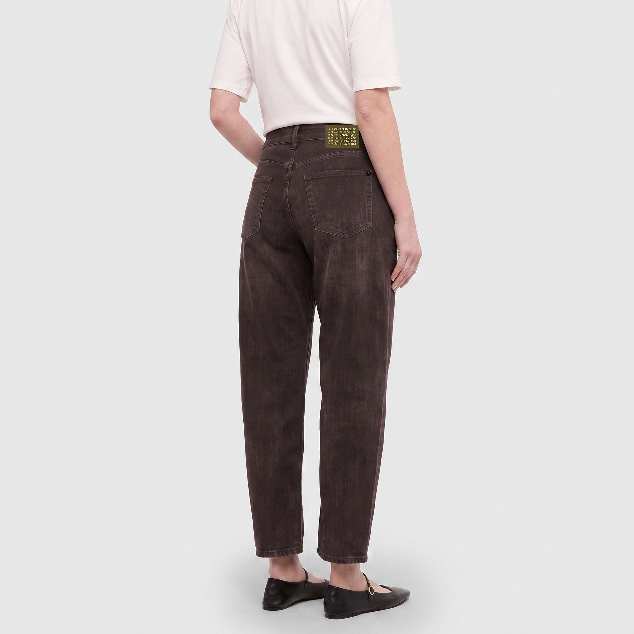 Barrel jeans in a light lyocell blend. | DANNI | soft black brown used | Back view of model
