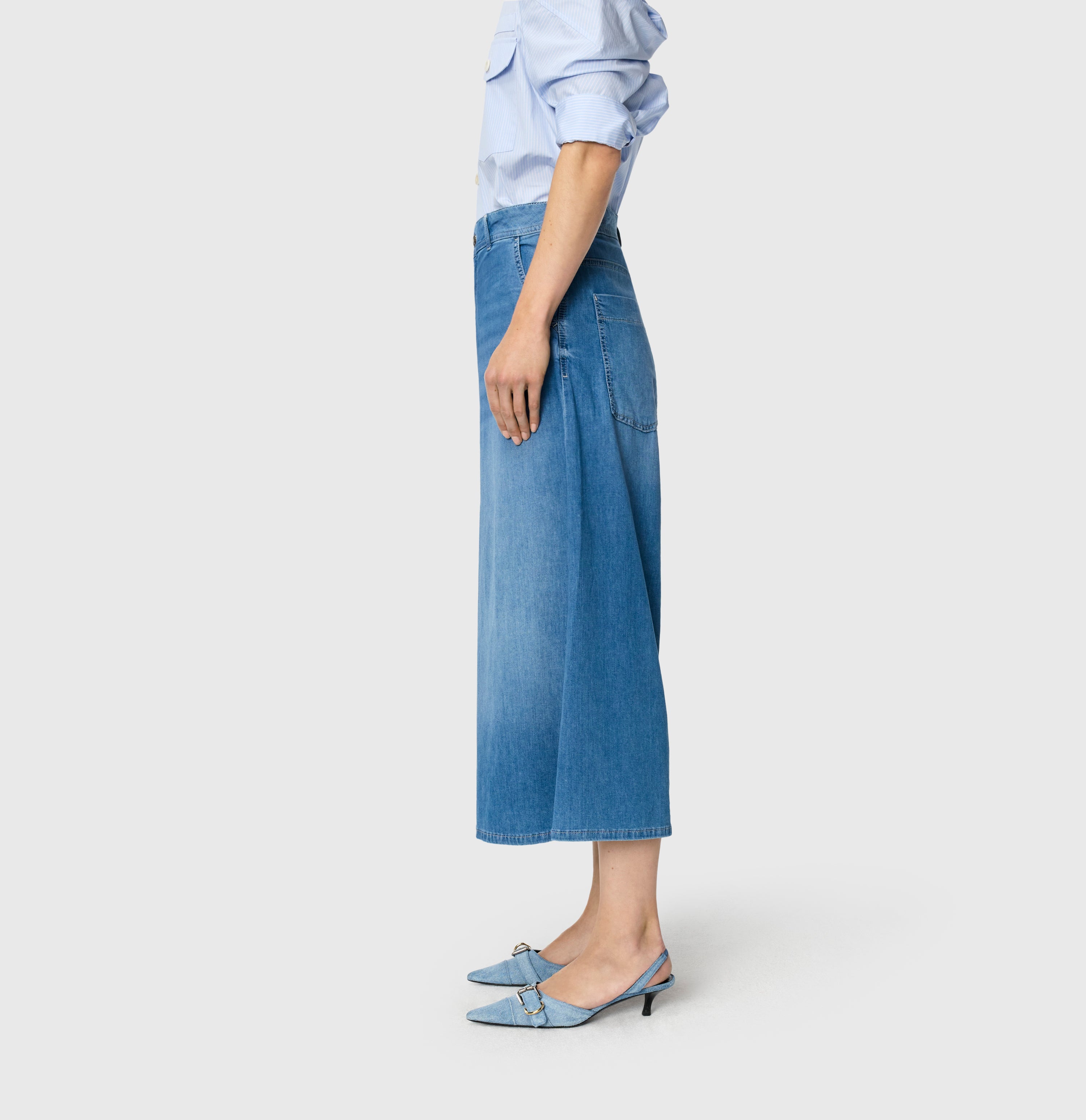 Culotte made of light stretch denim. | ELLA cropped | authentic used blue | Side view of model