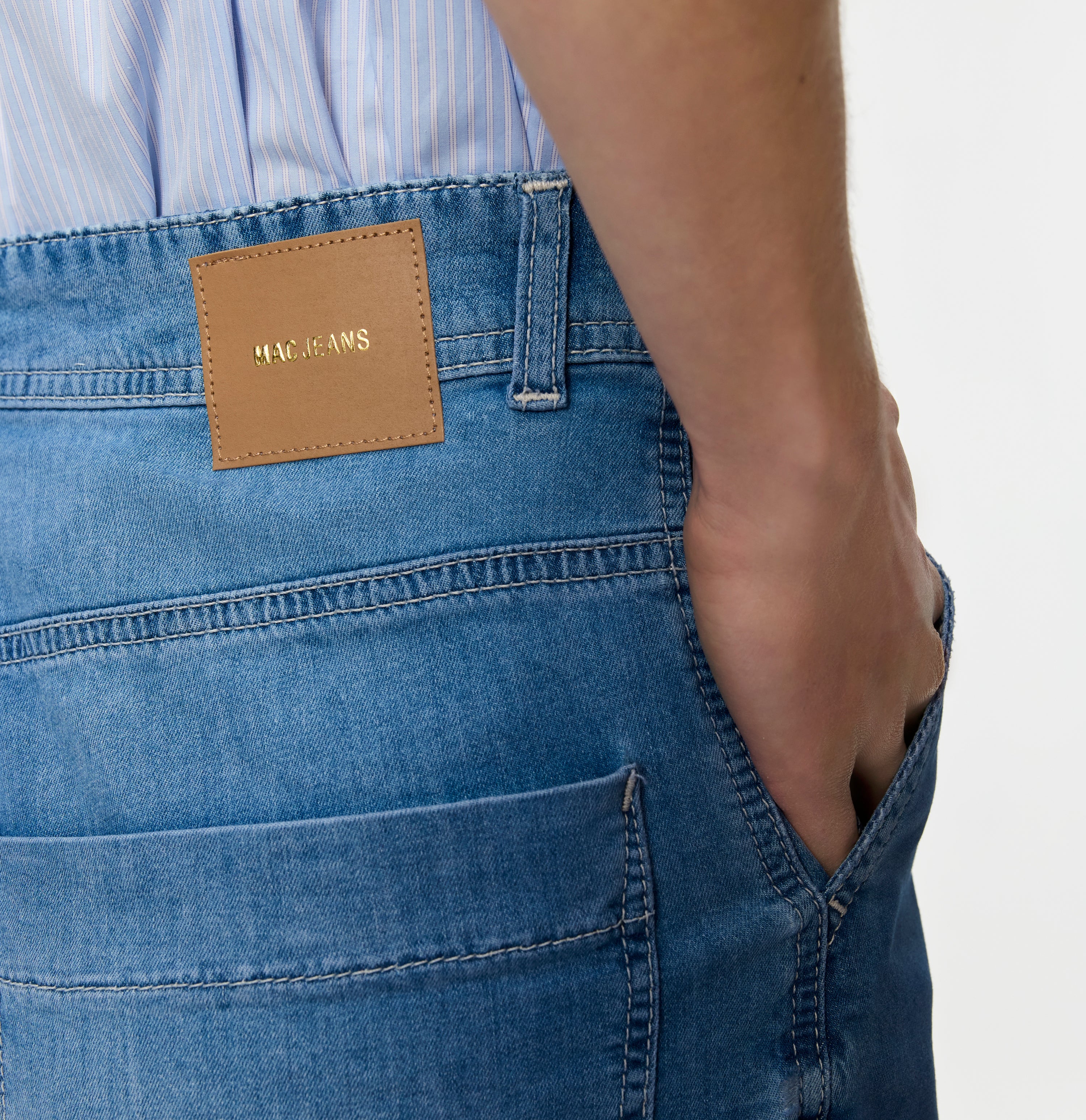 Culotte made of light stretch denim. | ELLA cropped | authentic used blue | Detailed view 2 of model
