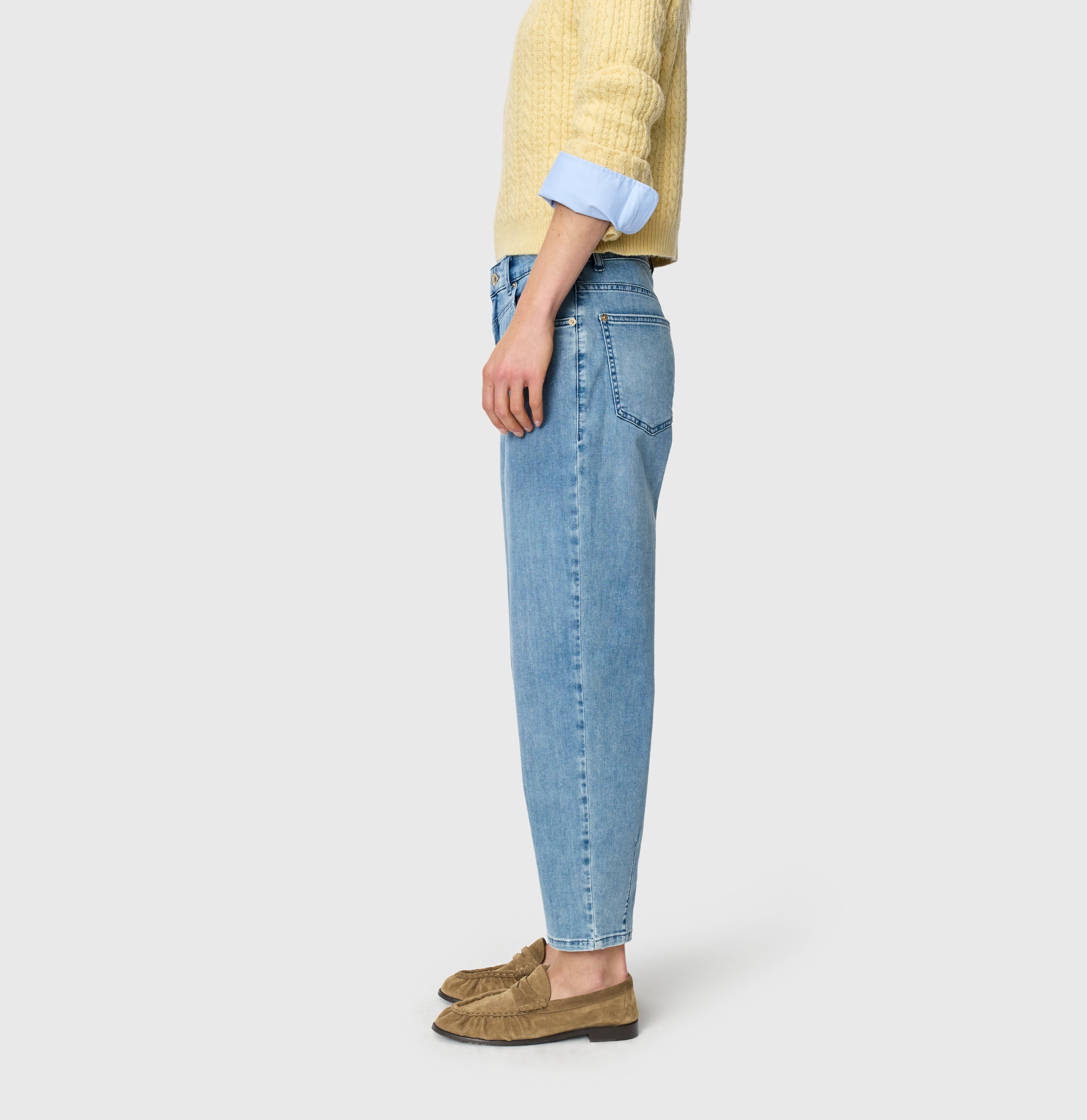 Relaxed fit made of super soft summer denim. | BOBBIE | random true blue | Side view of model