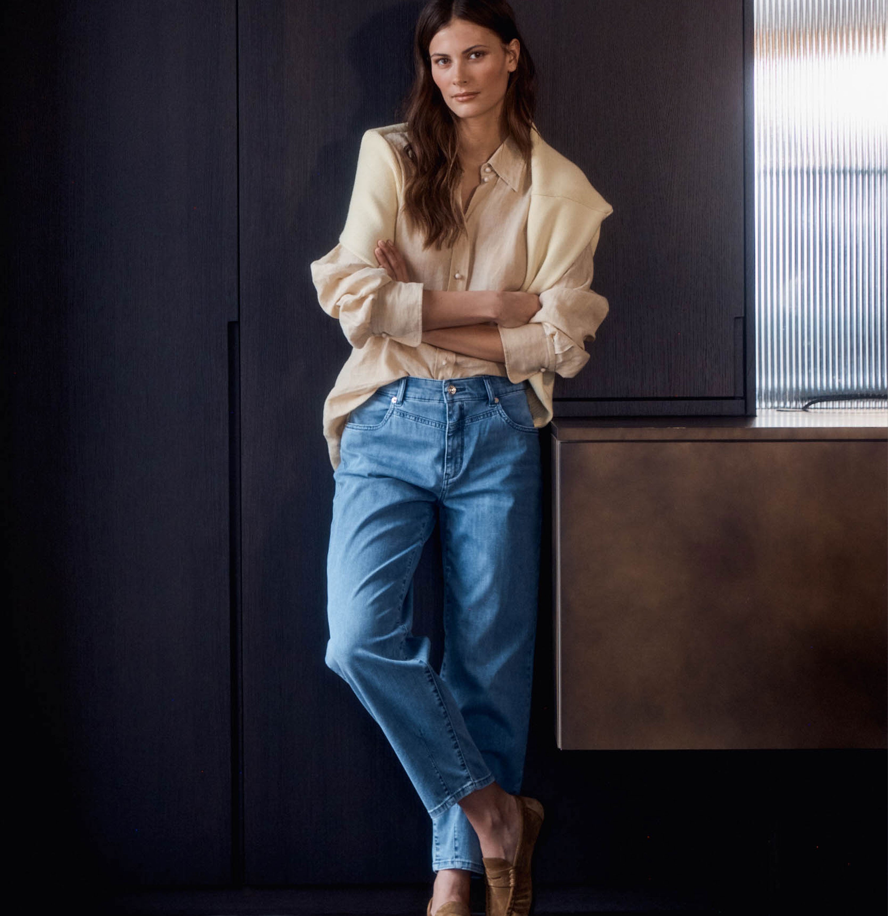 Relaxed fit made from super-soft summer denim. | BOBBIE | random true blue | Campaign image 3