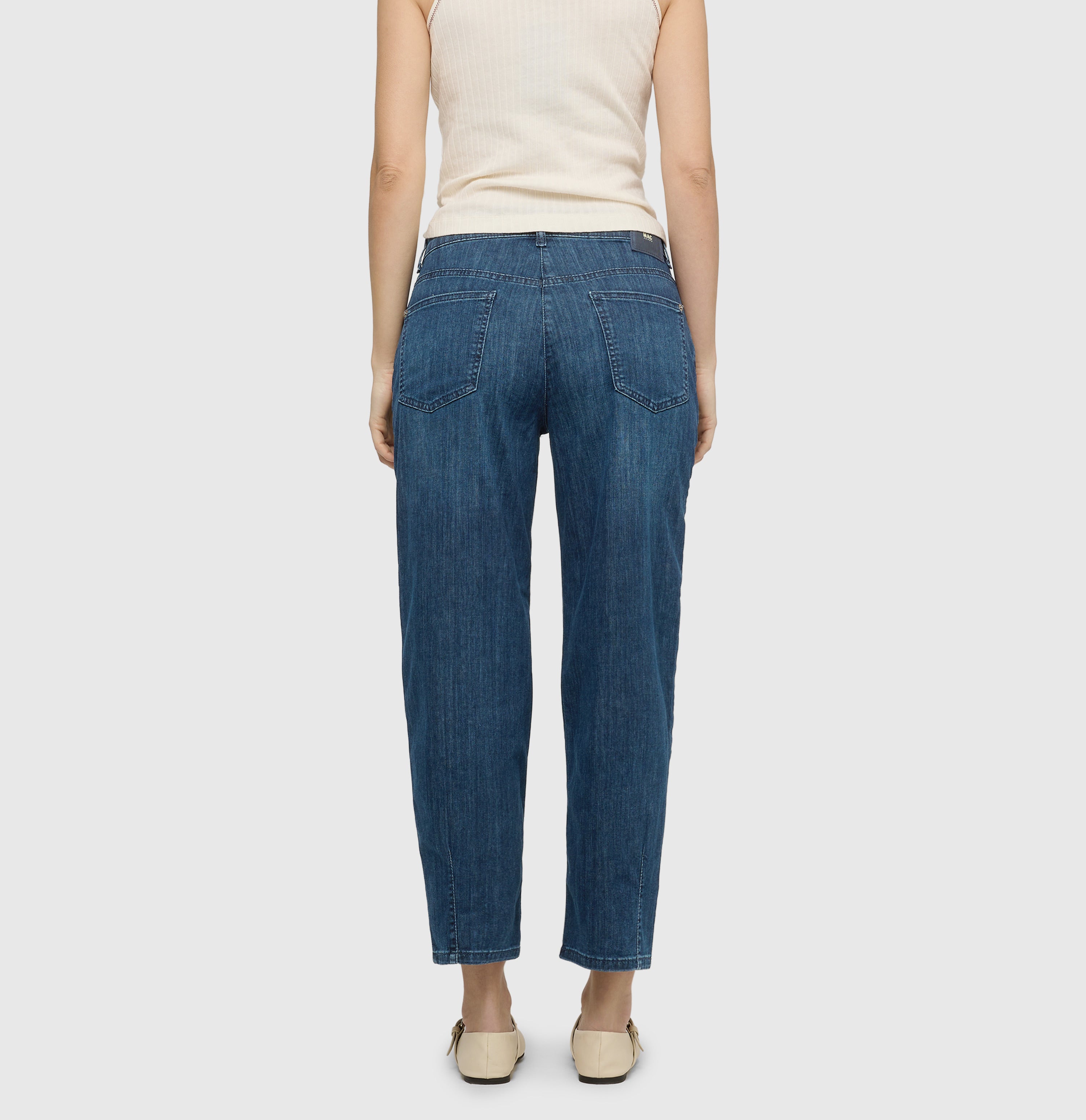 Relaxed fit made of super soft summer denim. | BOBBIE | authentic dark blue used | Back view of model