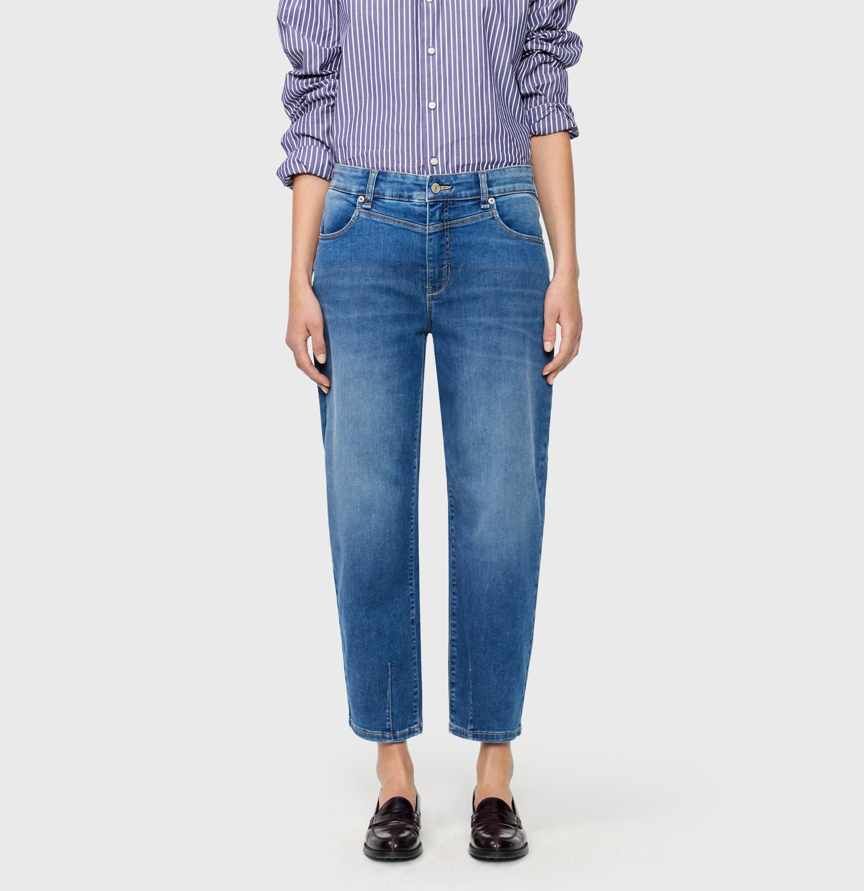 Barrel jeans with modern seam details. | BOBBIE | mid blue use washed | Front view of model