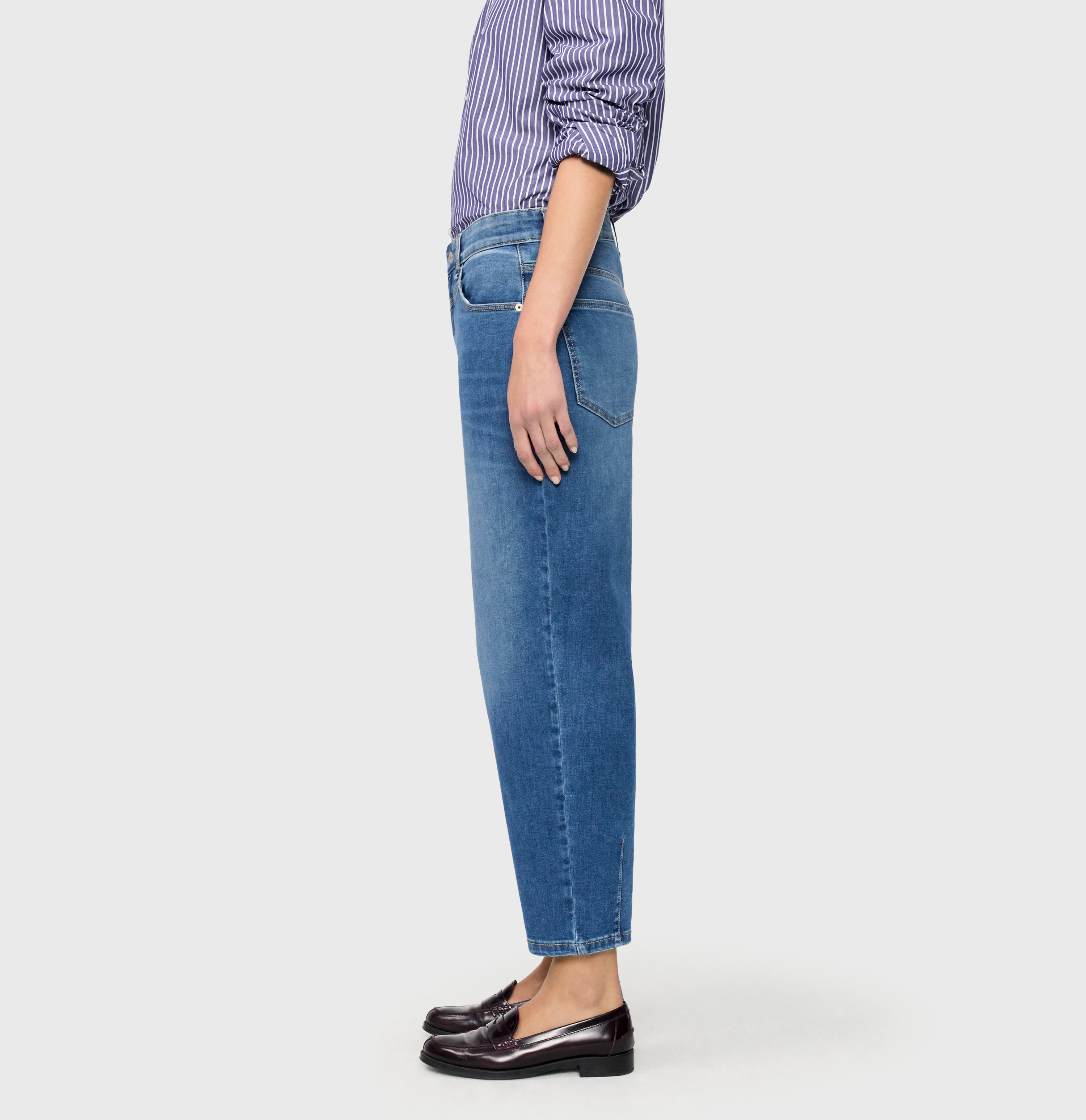 Barrel jeans with modern seam details. | BOBBIE | mid blue use washed | Side view of model