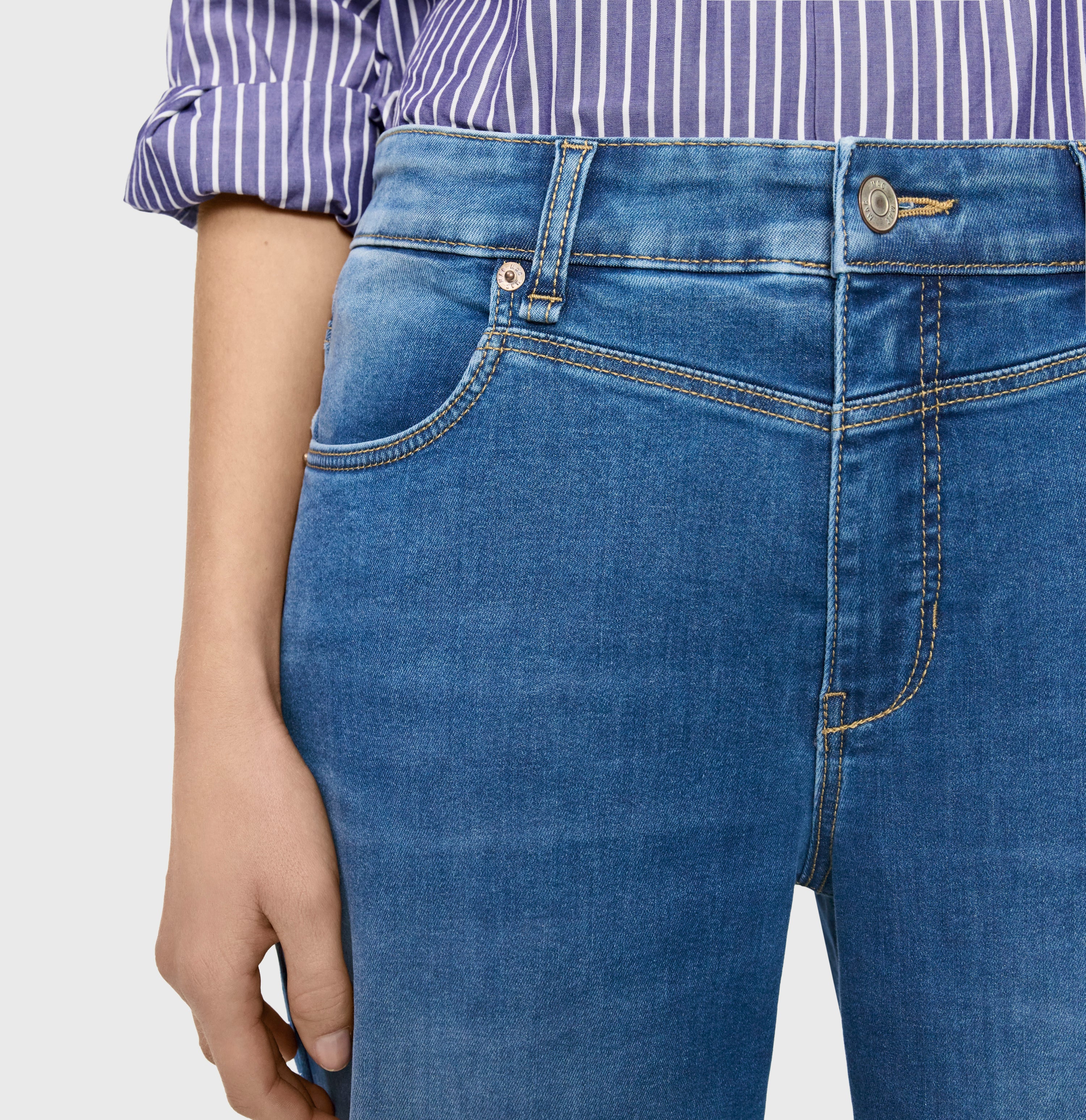 Barrel jeans with modern seam details. | BOBBIE | mid blue use washed | Detailed view 2 of model