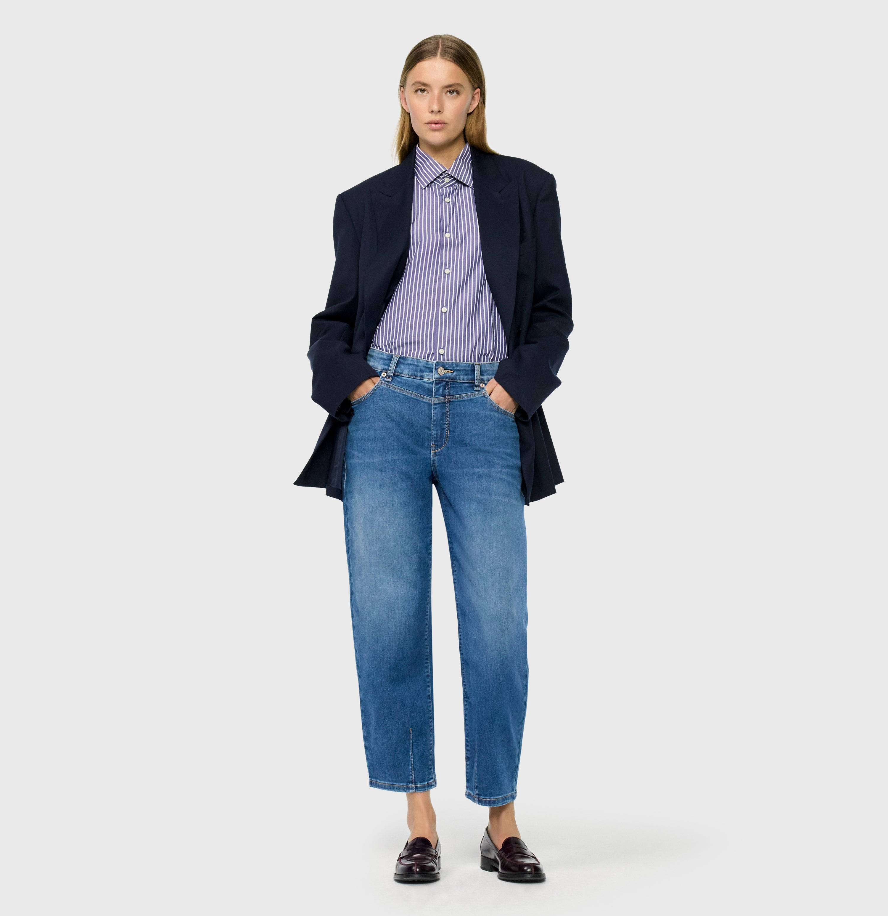 Barrel jeans with modern seam details. | BOBBIE | mid blue use washed | Full-body of model