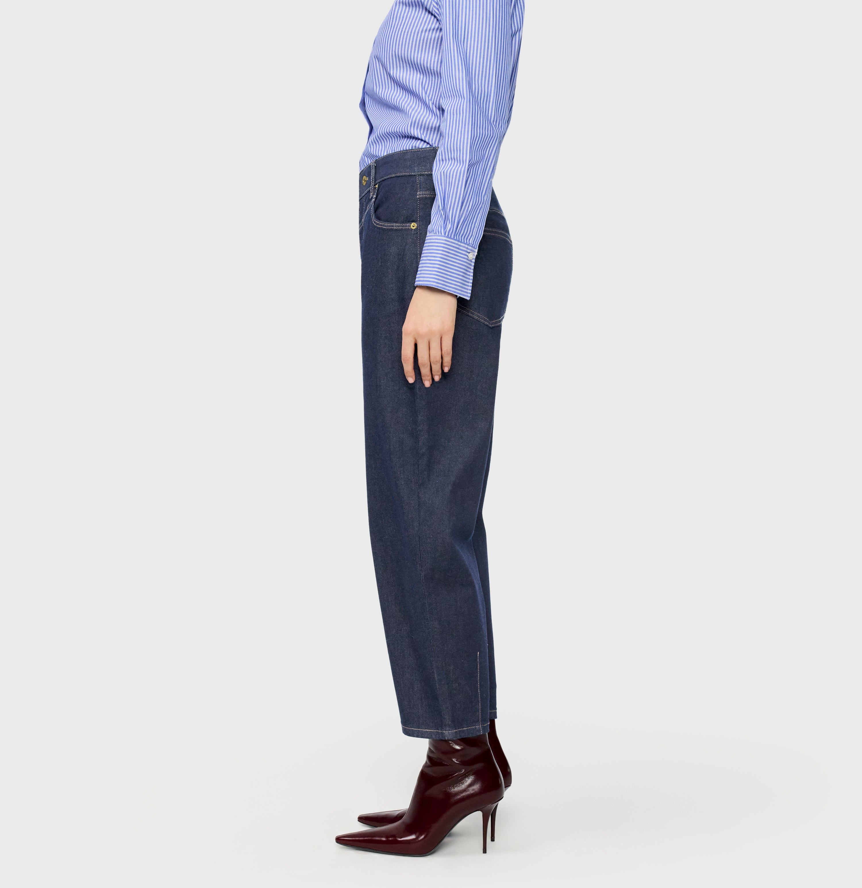 Barrel jeans with modern seam details. | BOBBIE | fashion rinsed | Side view of model