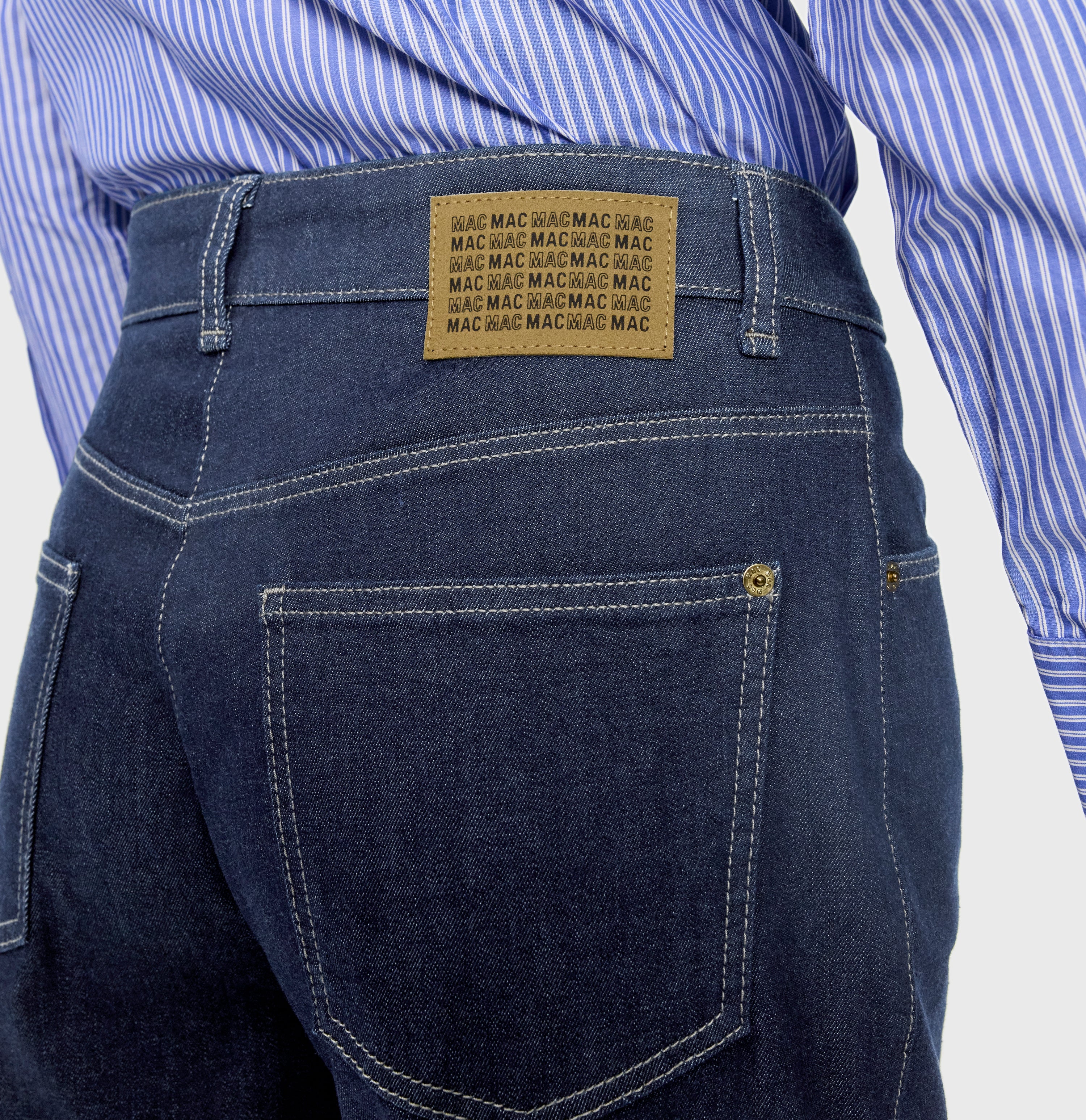 Barrel jeans with modern seam details. | BOBBIE | fashion rinsed | Detailed view 2 of model