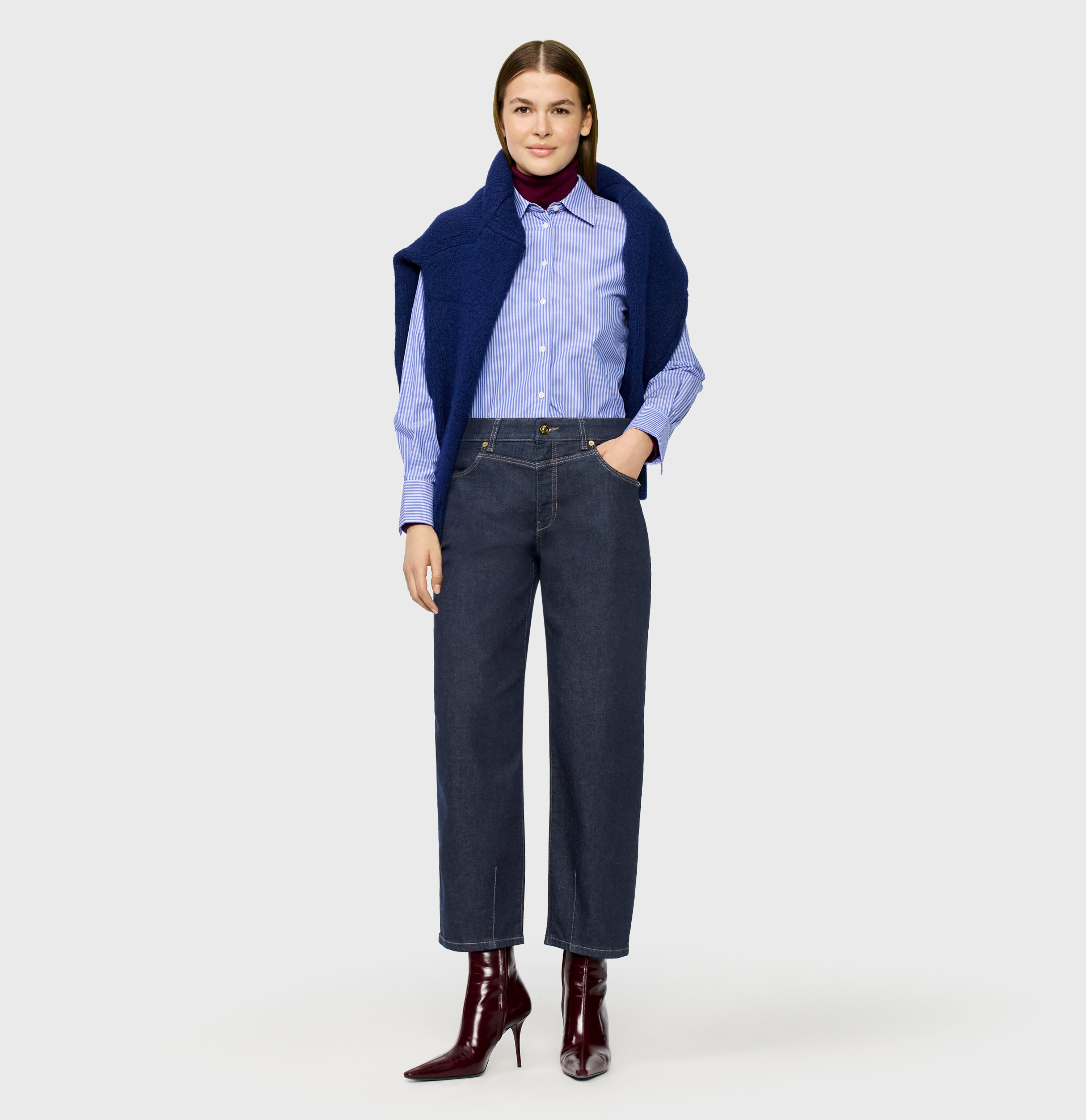 Barrel jeans with modern seam details. | BOBBIE | fashion rinsed | Full-body of model