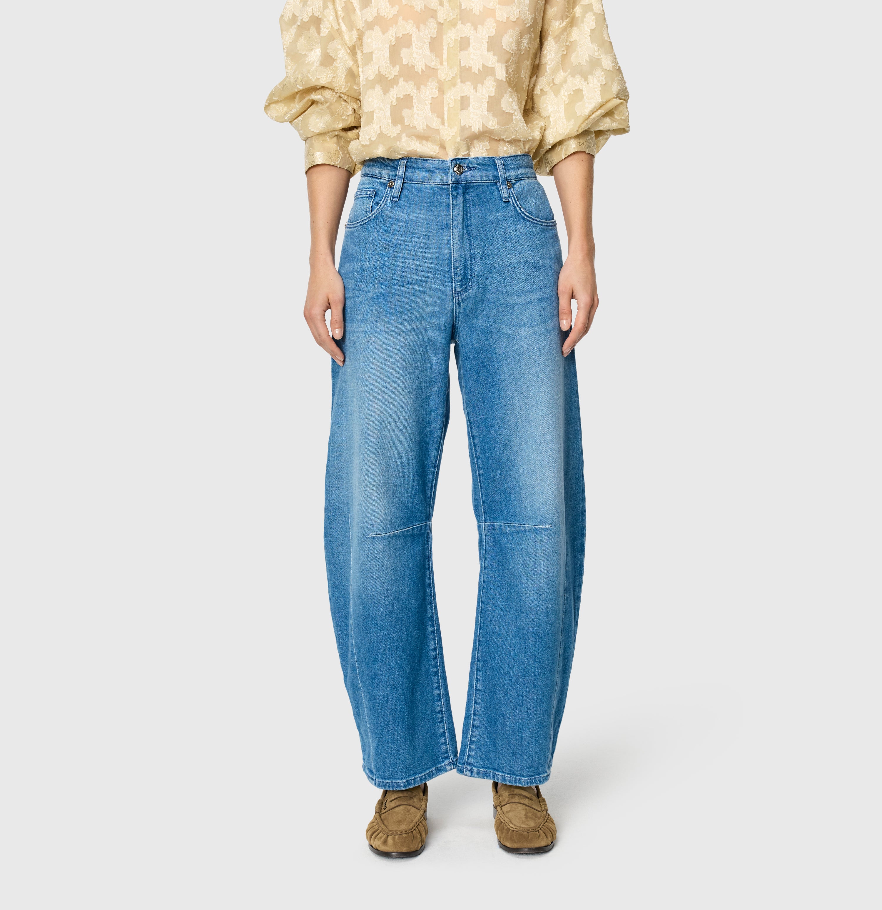 Barrel jeans made of comfort vintage denim. | DAKOTA Barrel | fancy sapphire blue | Front view of model