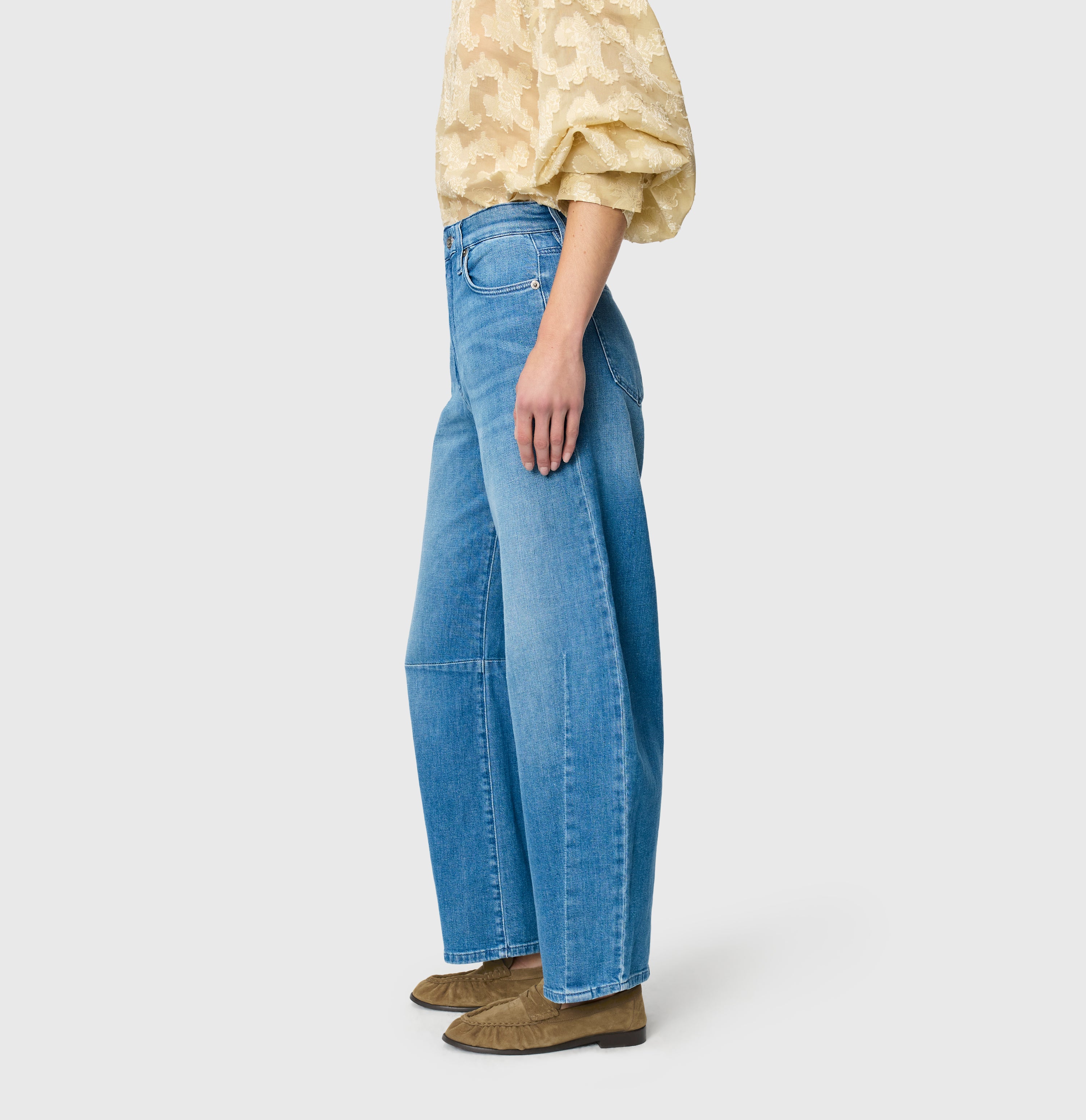 Casual barrel jeans with seam details. | DAKOTA Barrel | fancy sapphire blue | Side view of model