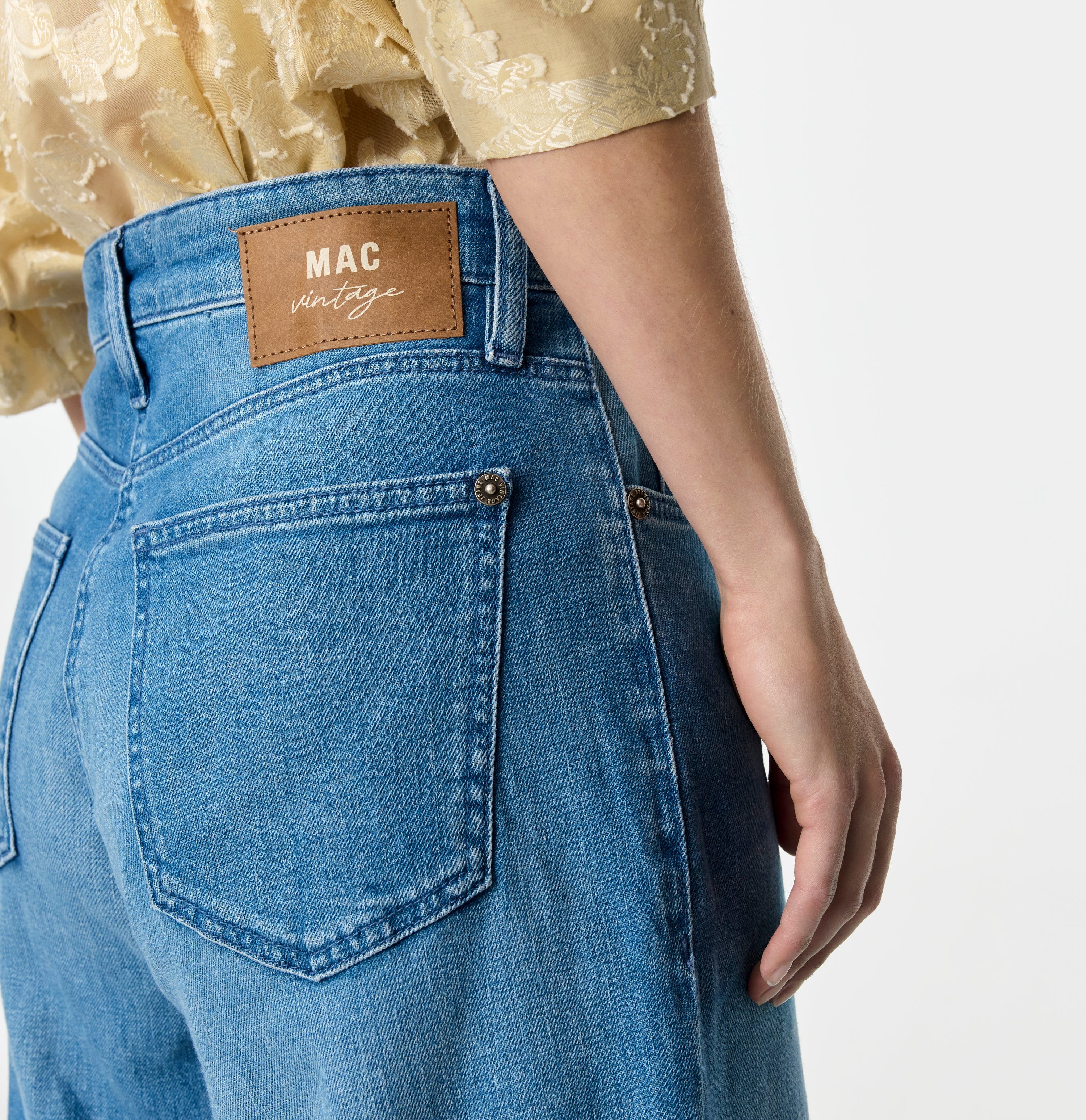 Casual barrel jeans with seam details. | DAKOTA Barrel | fancy sapphire blue | Detailed view 2 of model