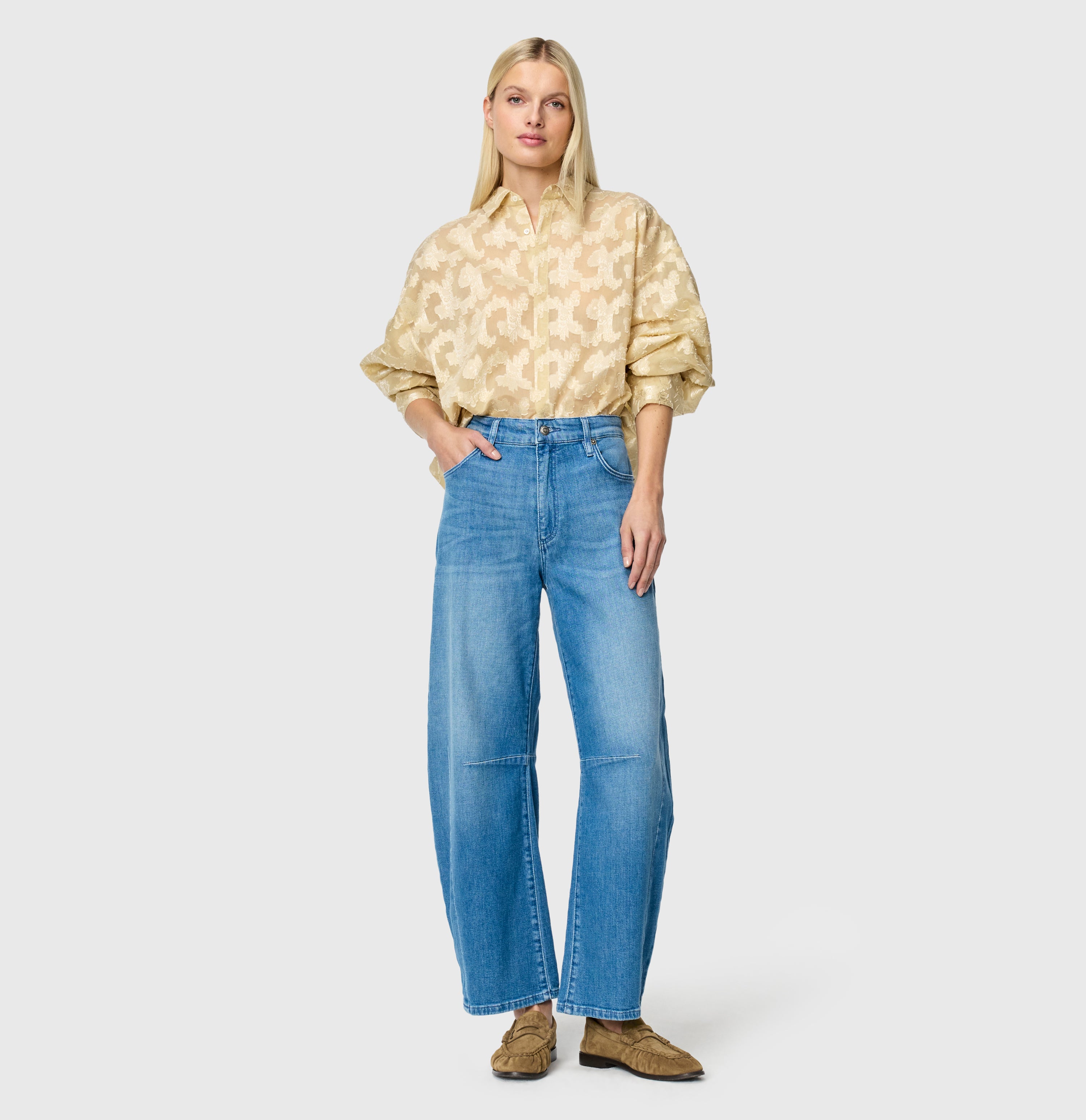 Casual barrel jeans with seam details. | DAKOTA Barrel | fancy sapphire blue | Full-body of model