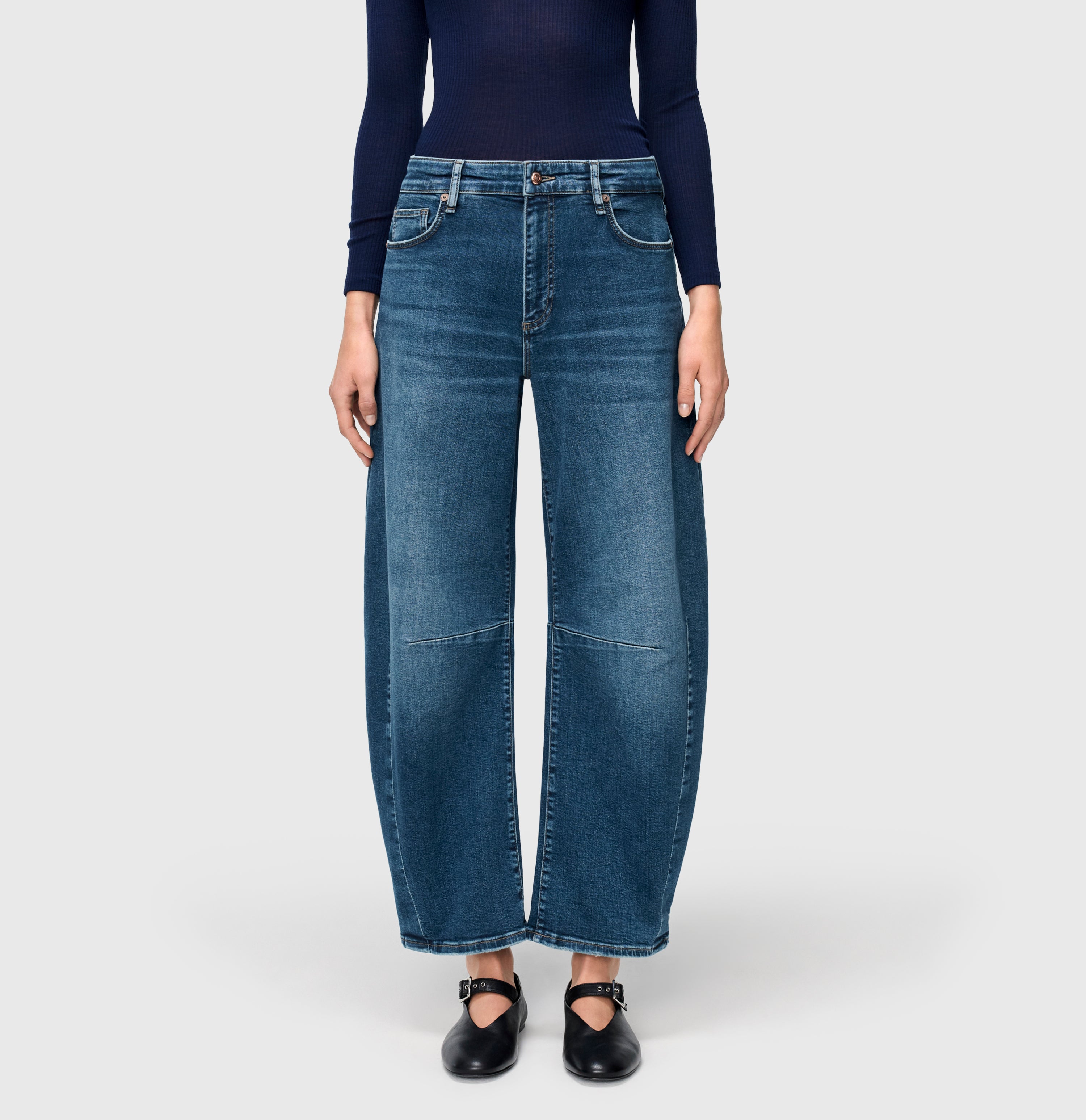 Modern barrel jeans made of comfort stretch denim. | S-NAME | S-FBBZ | Front view of model