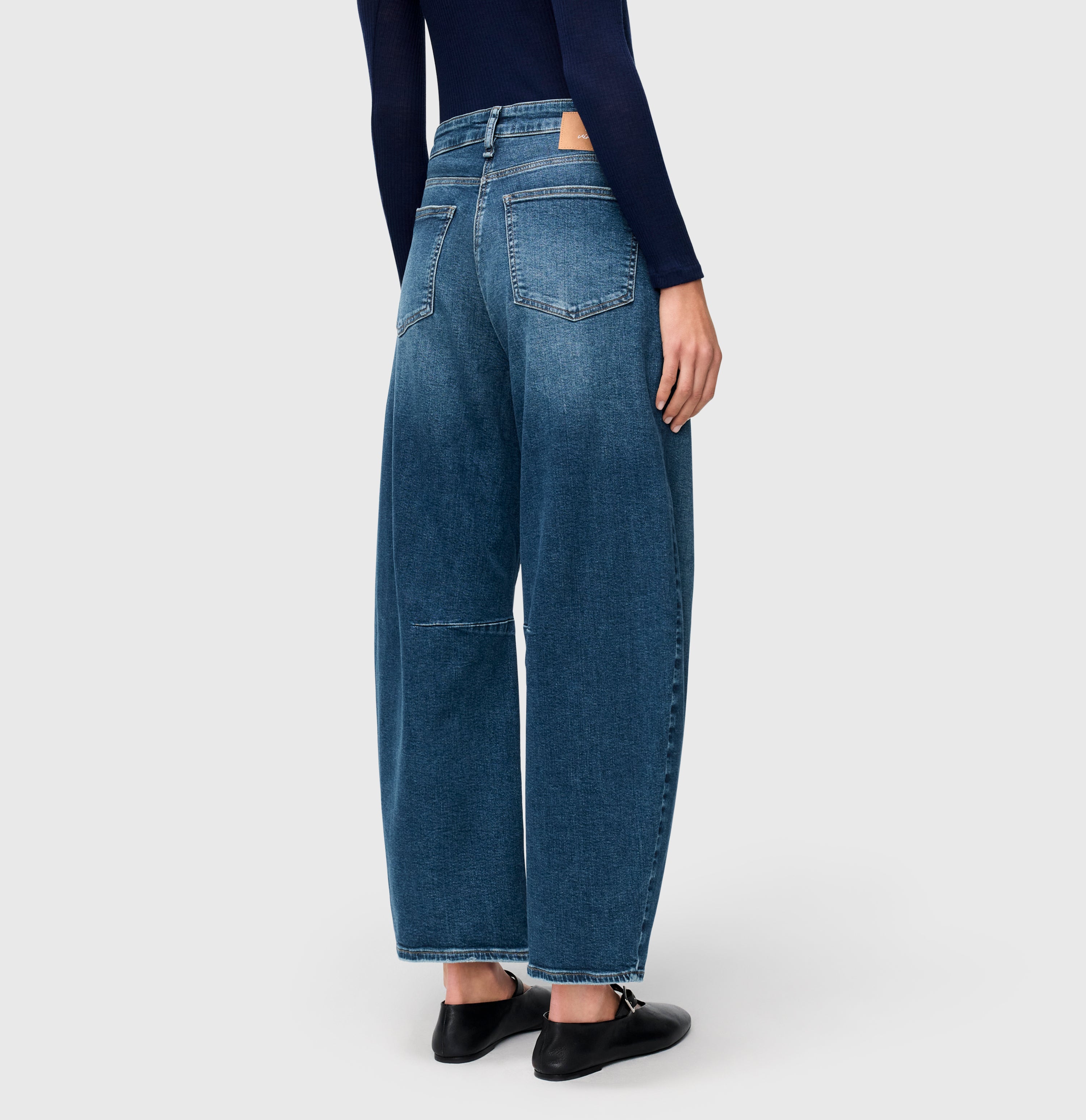 Modern barrel jeans made of comfort stretch denim. | S-NAME | S-FBBZ | Back view of model