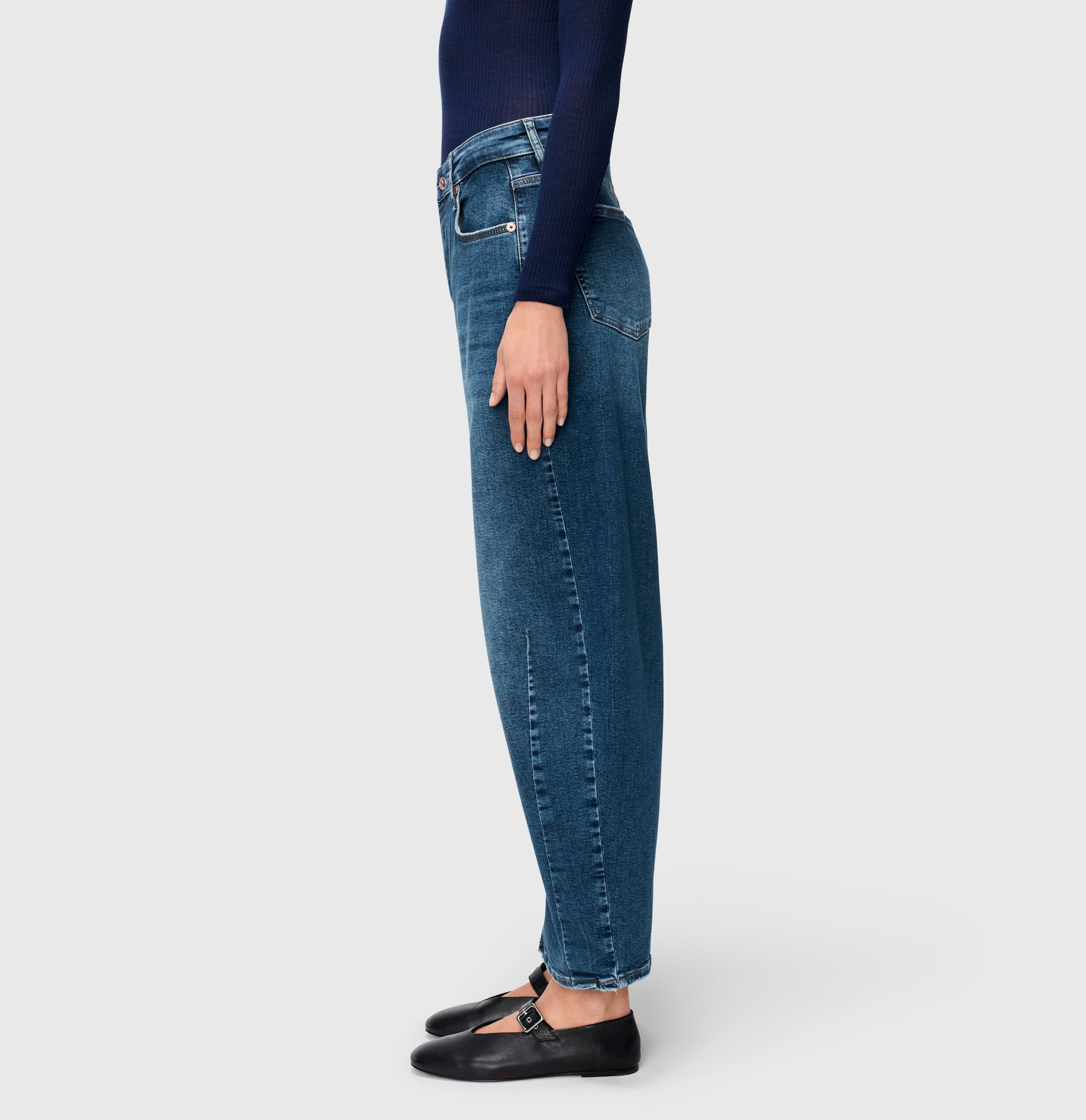Modern barrel jeans made of comfort stretch denim. | S-NAME | S-FBBZ | Side view of model