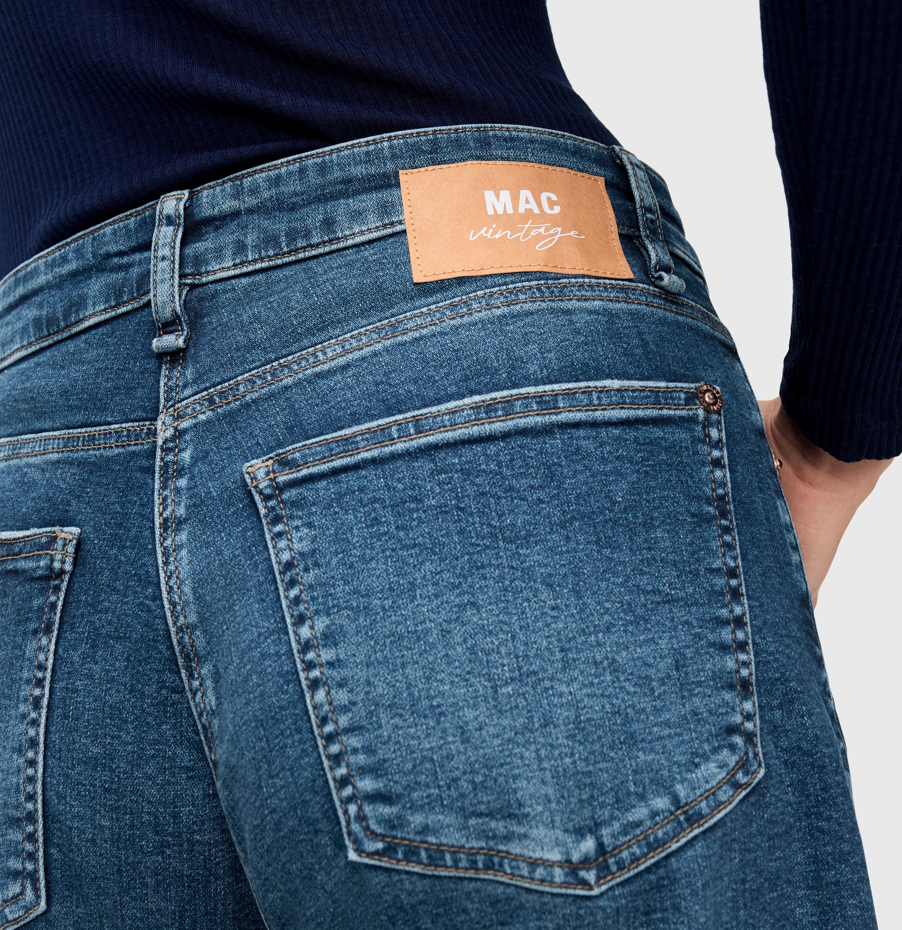 Modern barrel jeans made of comfort stretch denim. | S-NAME | S-FBBZ | Detailed view 2 of model
