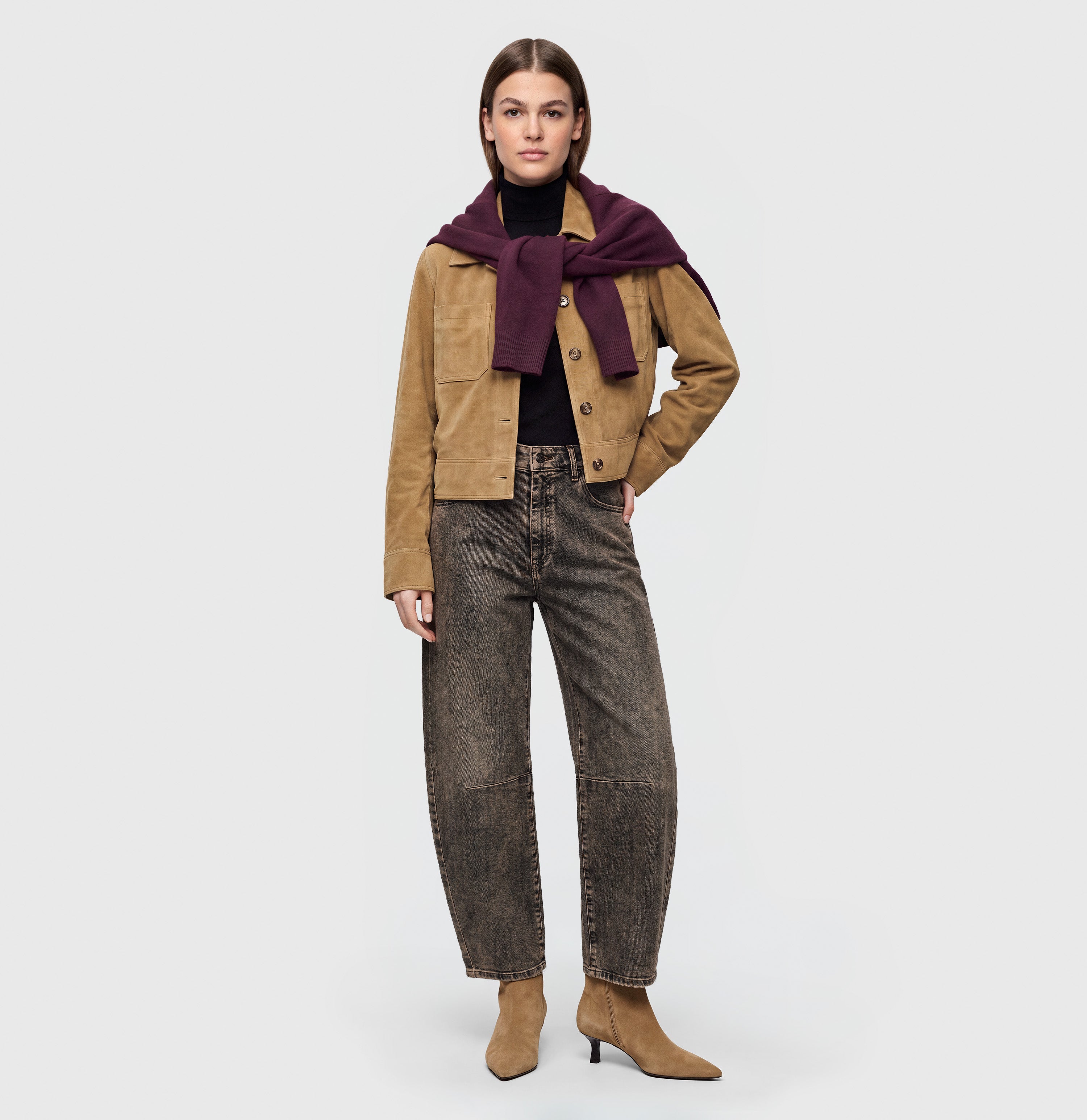 Modern barrel jeans with higher waist. | DAKOTA Barrel | brown crincle wash | Full-body of model