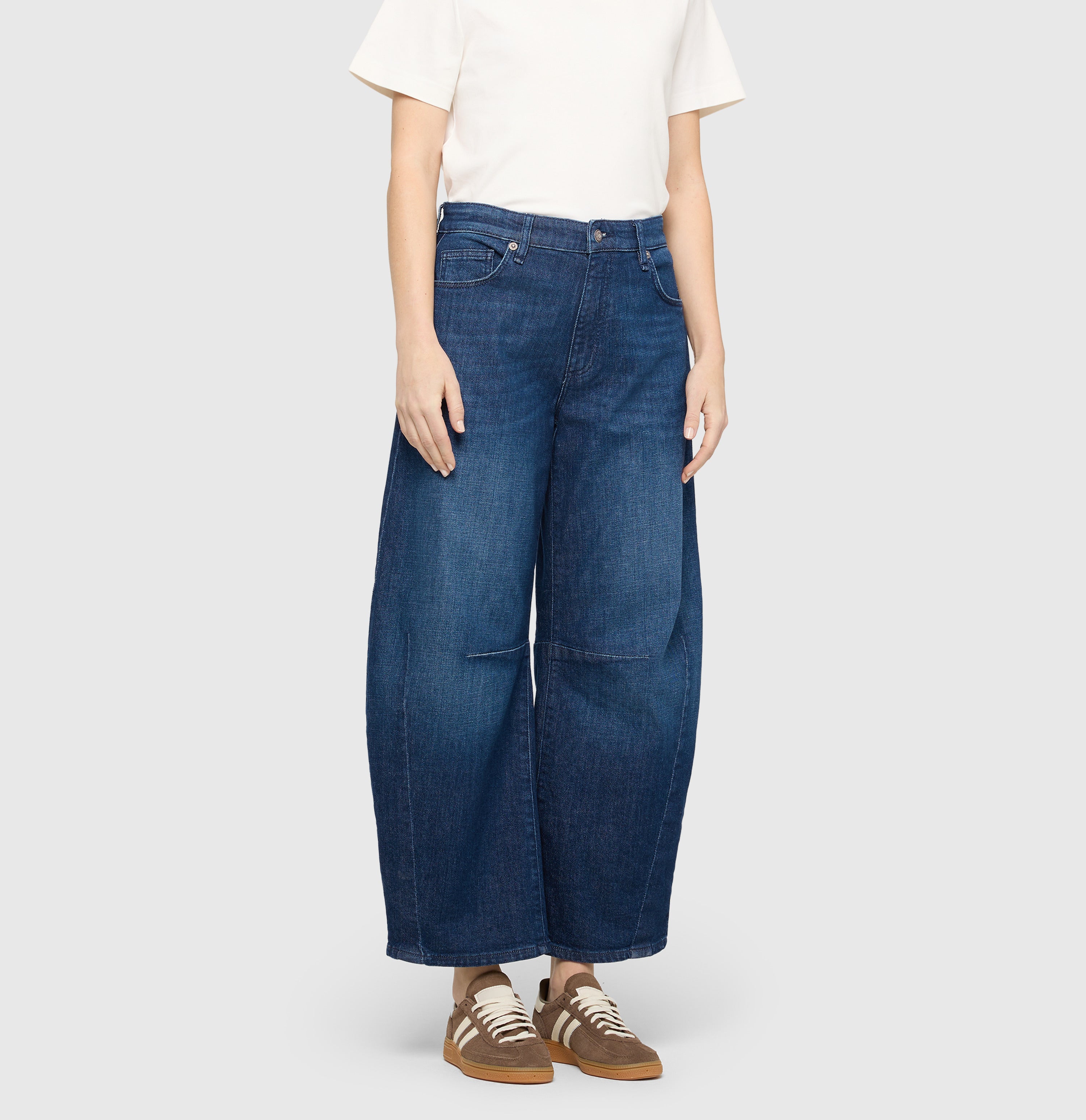 Modern barrel jeans with higher waist. | DAKOTA Barrel | blue mended wash | Front view of model