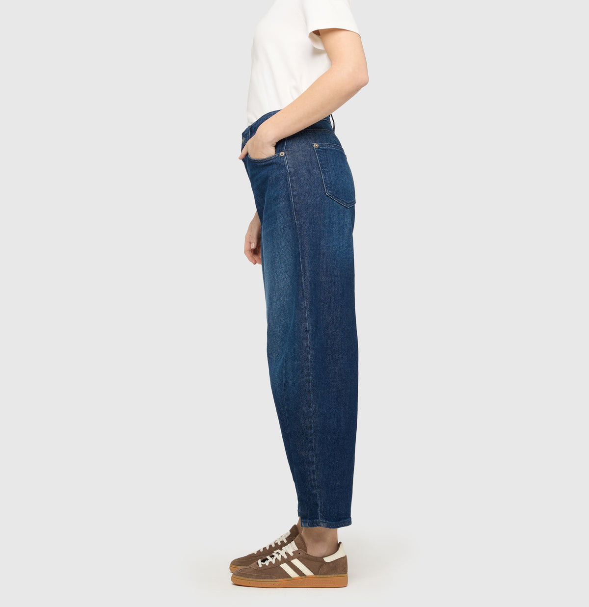 Modern barrel jeans with higher waist. | DAKOTA Barrel | blue mended wash | Side view of model