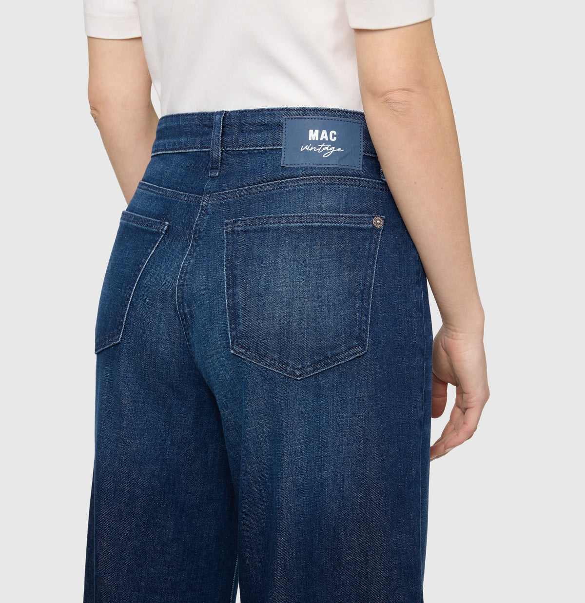 Modern barrel jeans with higher waist. | DAKOTA Barrel | blue mended wash | Detailed view 2 of model