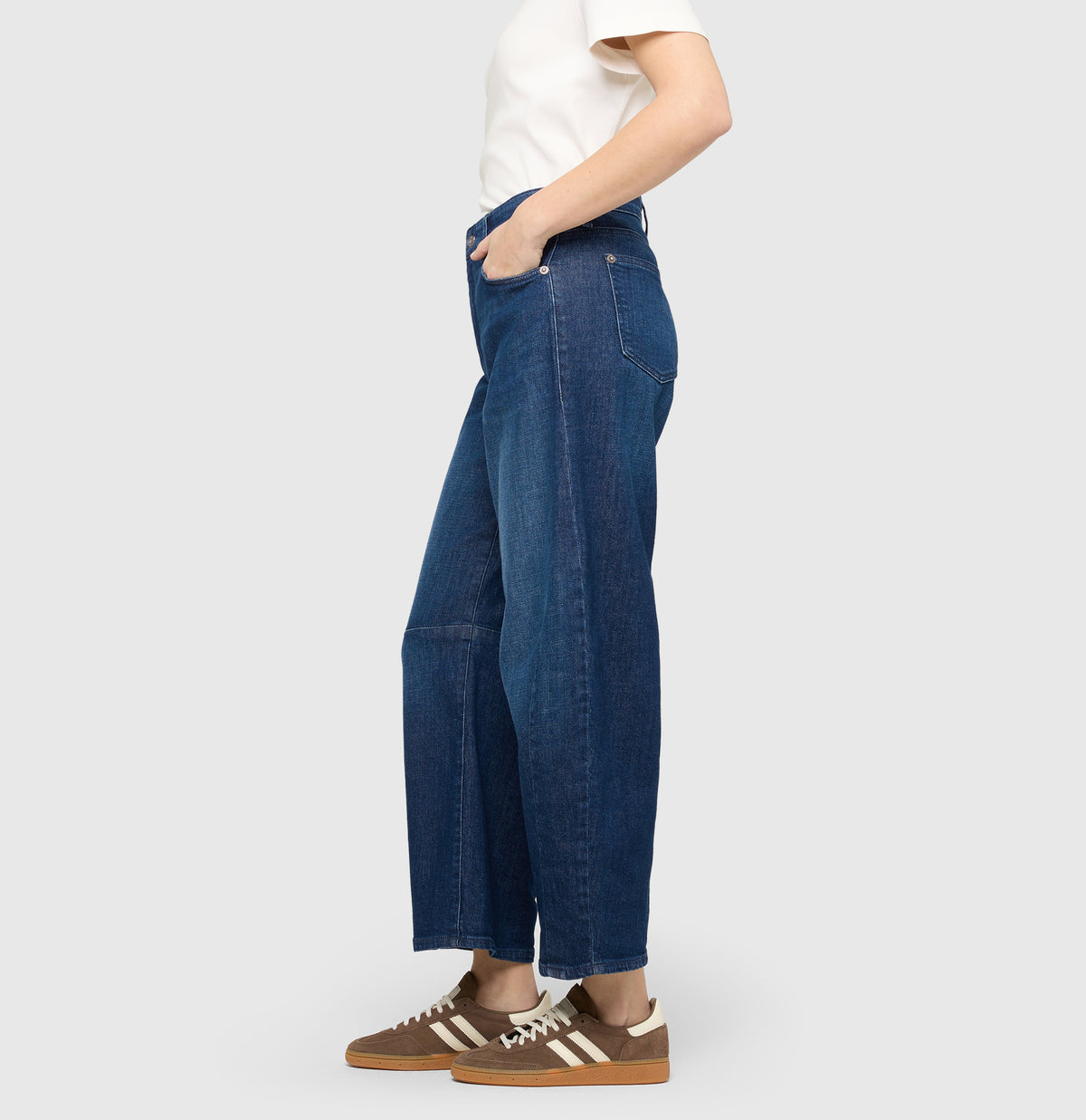 Modern barrel jeans with higher waist. | DAKOTA Barrel | blue mended wash | Detailed view 3 of model