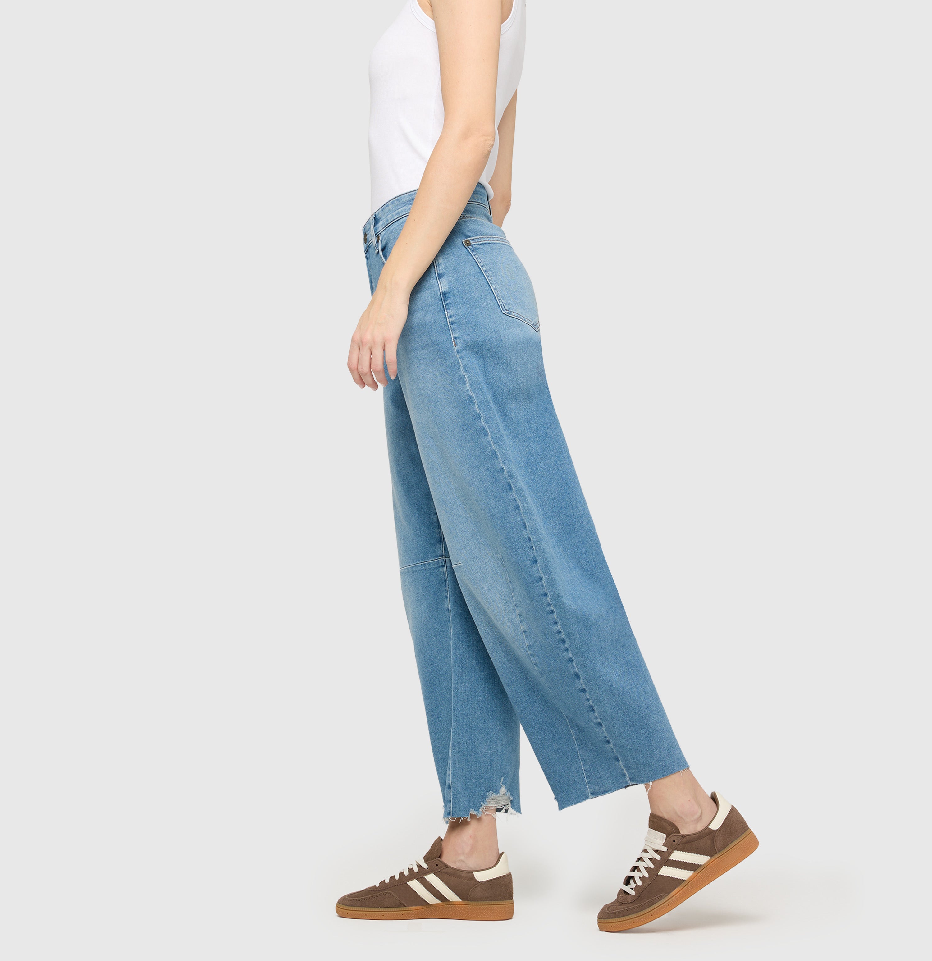 Barrel jeans with high waist. | DAKOTA fringe | destroyed lake blue | Side view of model