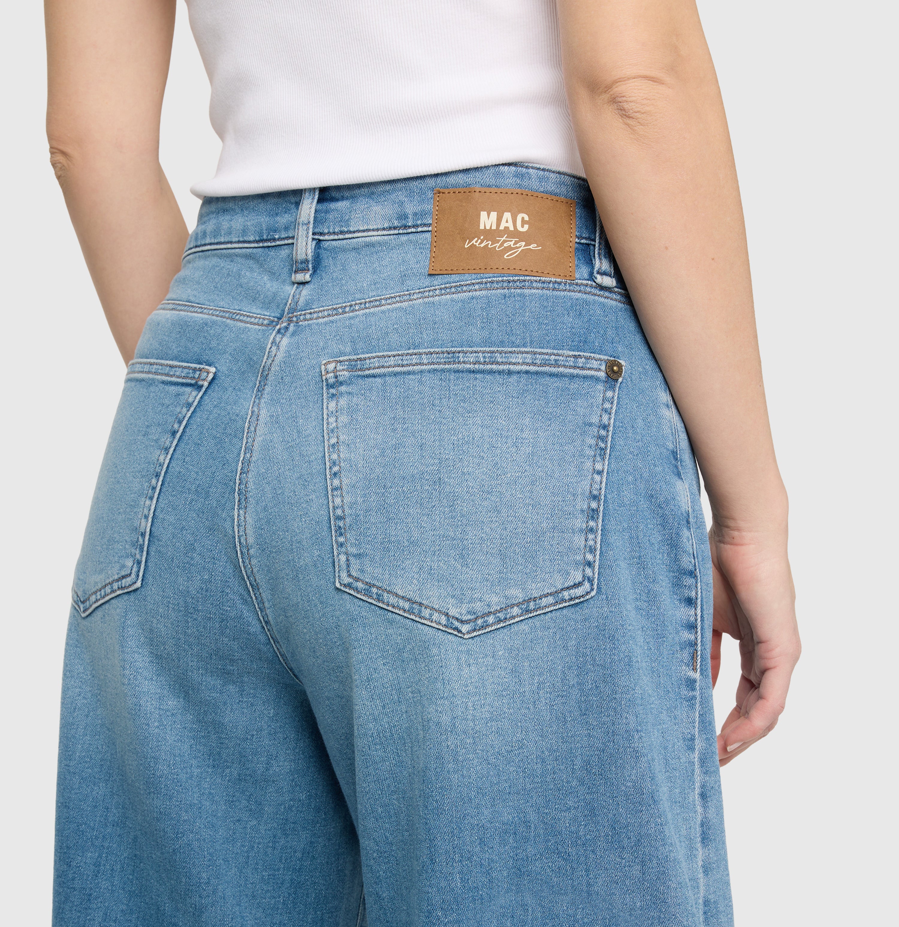 Barrel jeans with high waist. | DAKOTA fringe | destroyed lake blue | Detailed view 2 of model