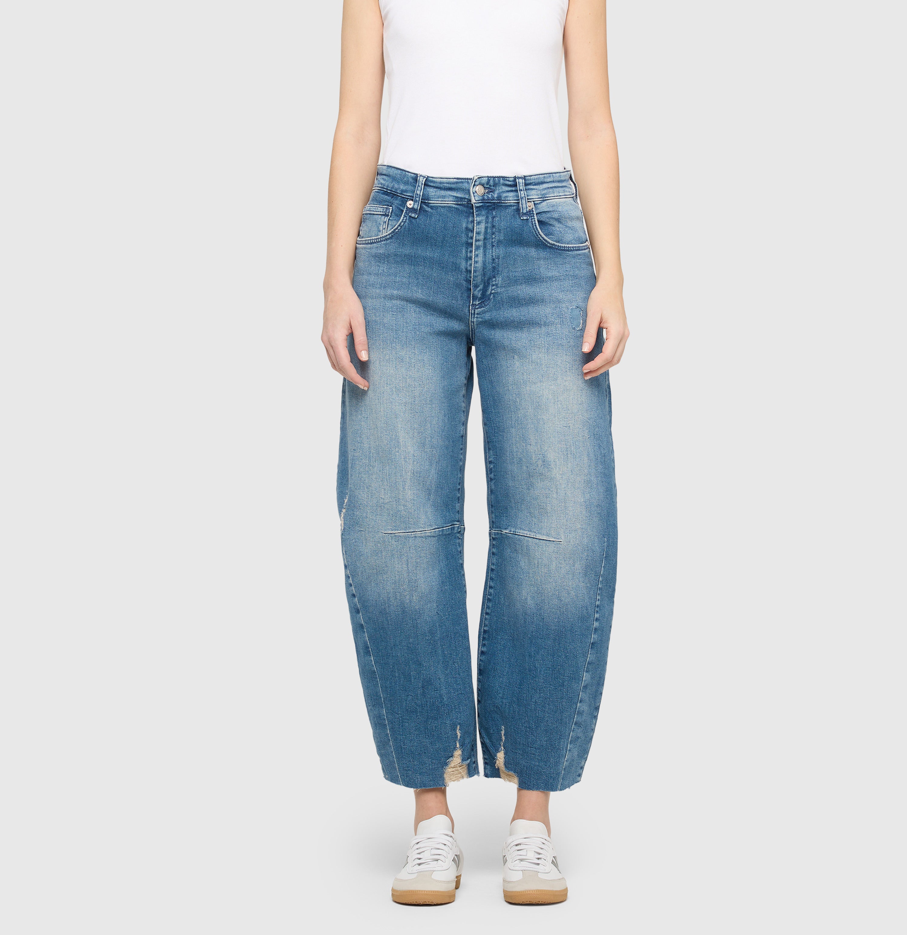Casual barrel jeans with a vintage look. With high waist. | DAKOTA fringe | patched snazzy midblue | Front view of model