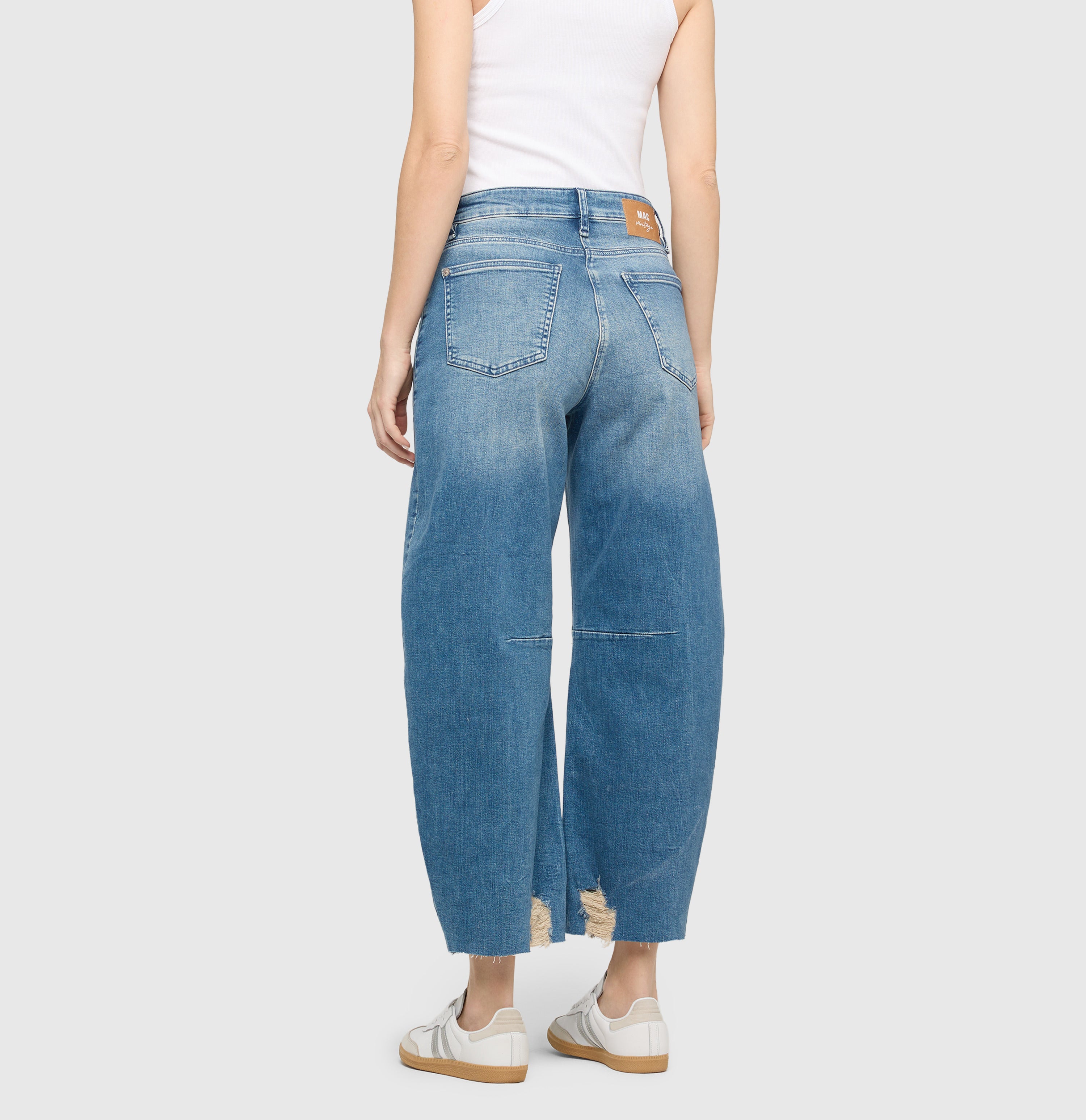 Casual barrel jeans with a vintage look. With high waist. | DAKOTA fringe | patched snazzy midblue | Back view of model