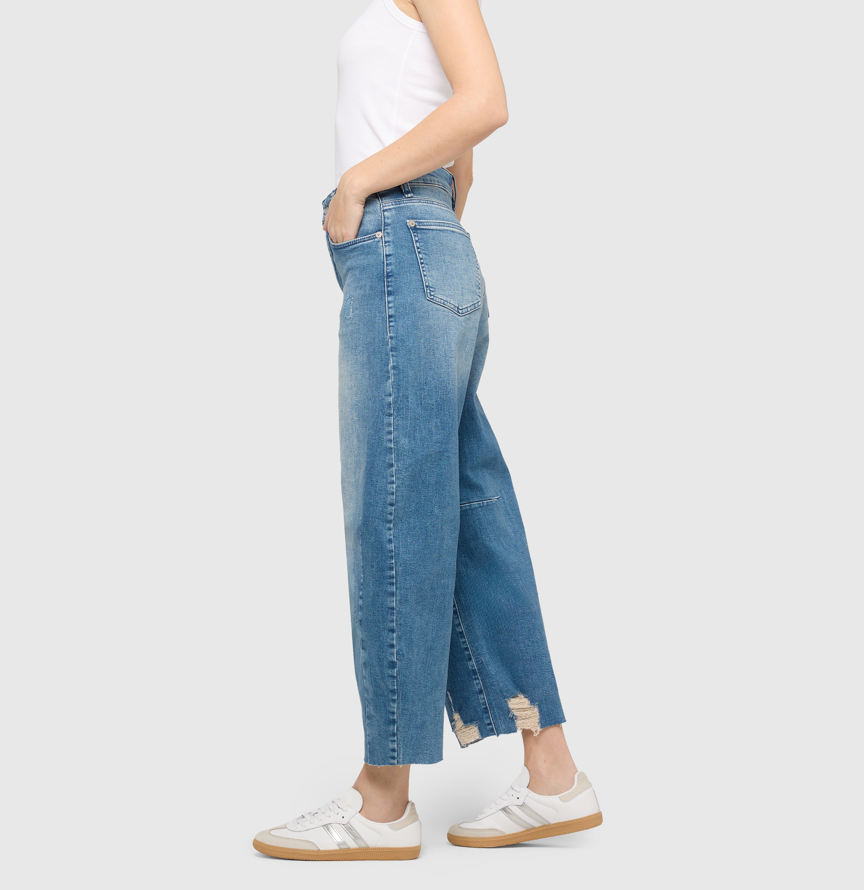 Casual barrel jeans with a vintage look. With high waist. | DAKOTA fringe | patched snazzy midblue | Side view of model
