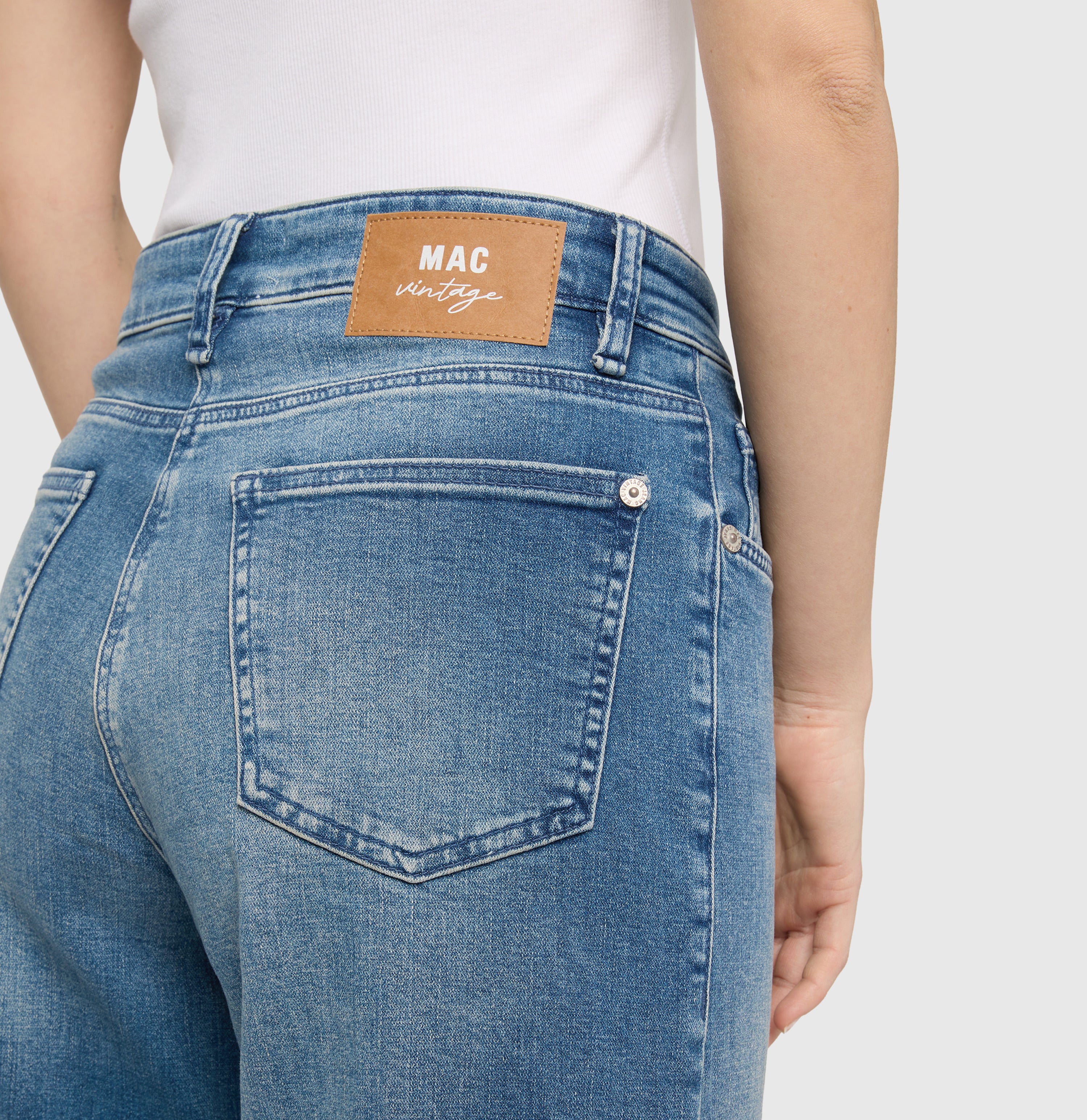 Casual barrel jeans with a vintage look. With high waist. | DAKOTA fringe | patched snazzy midblue | Detailed view 2 of model