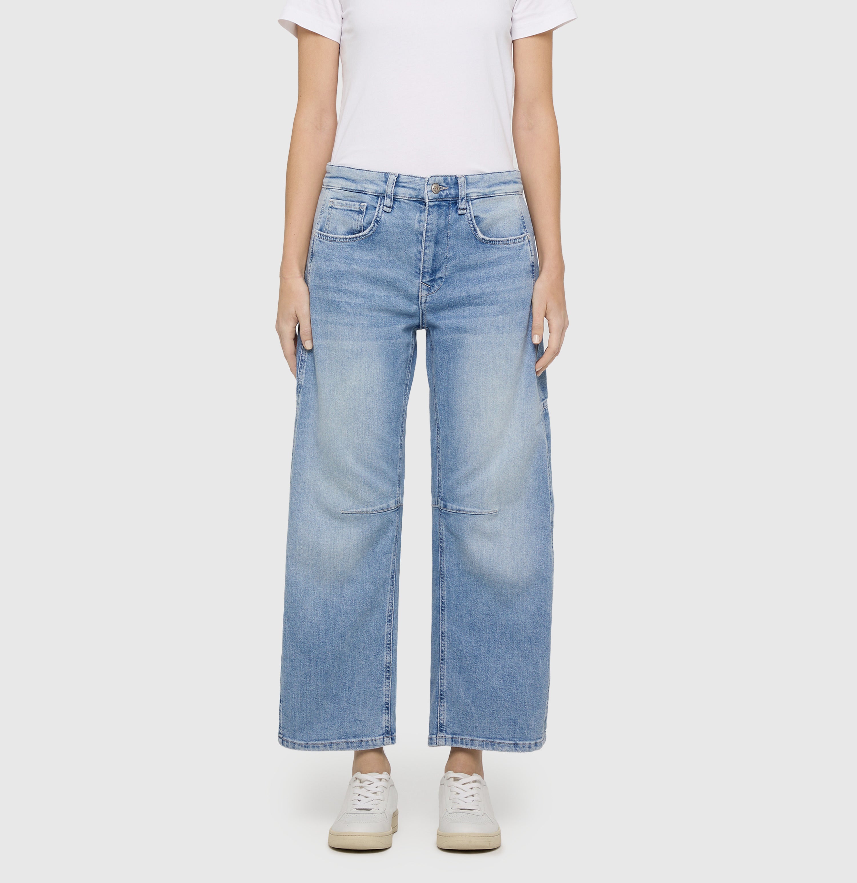 Casual barrel jeans with seam details. | OHIO Barrel | light blue random washed | Front view of model