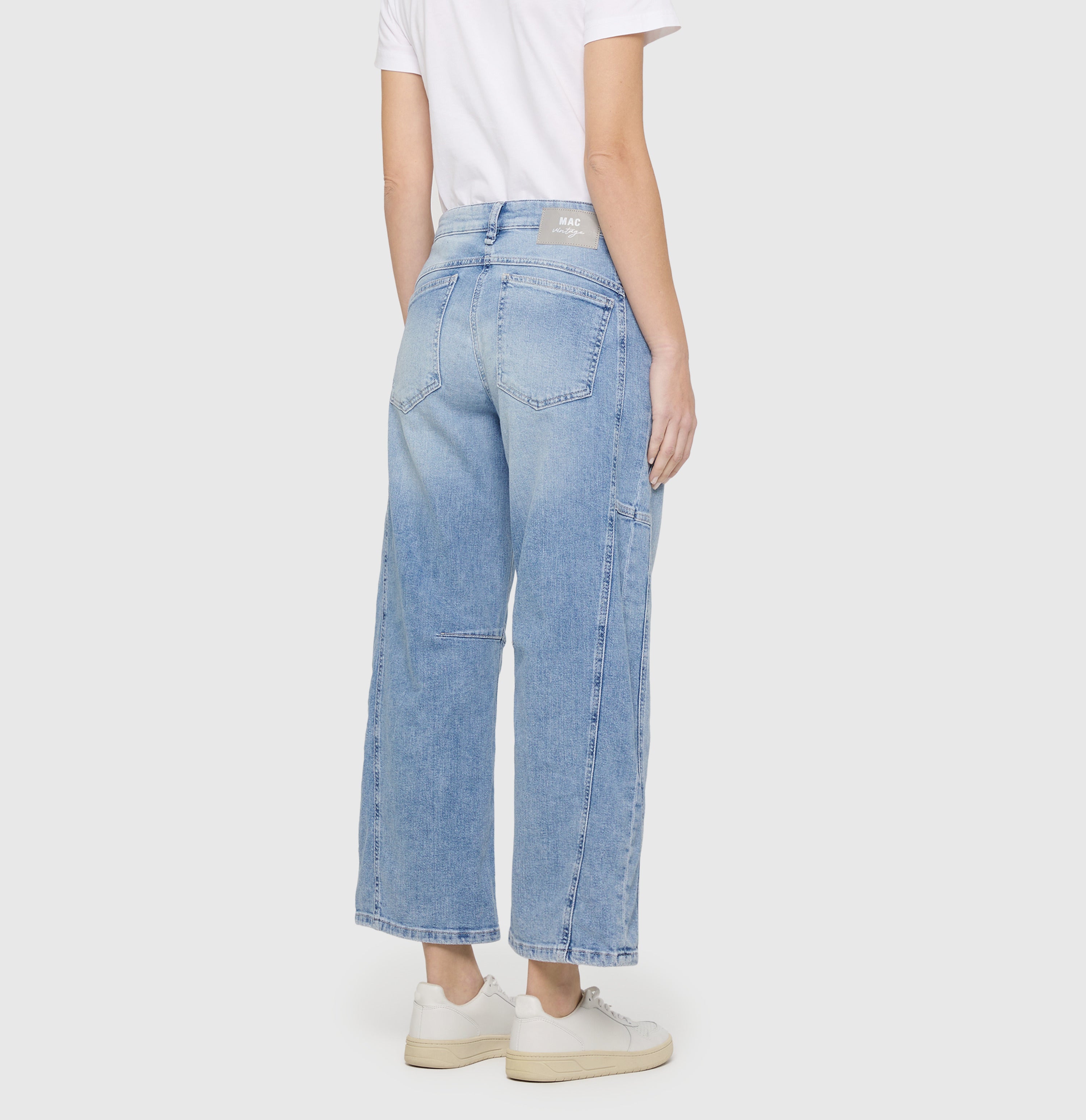 Casual barrel jeans with seam details. | OHIO Barrel | light blue random washed | Back view of model