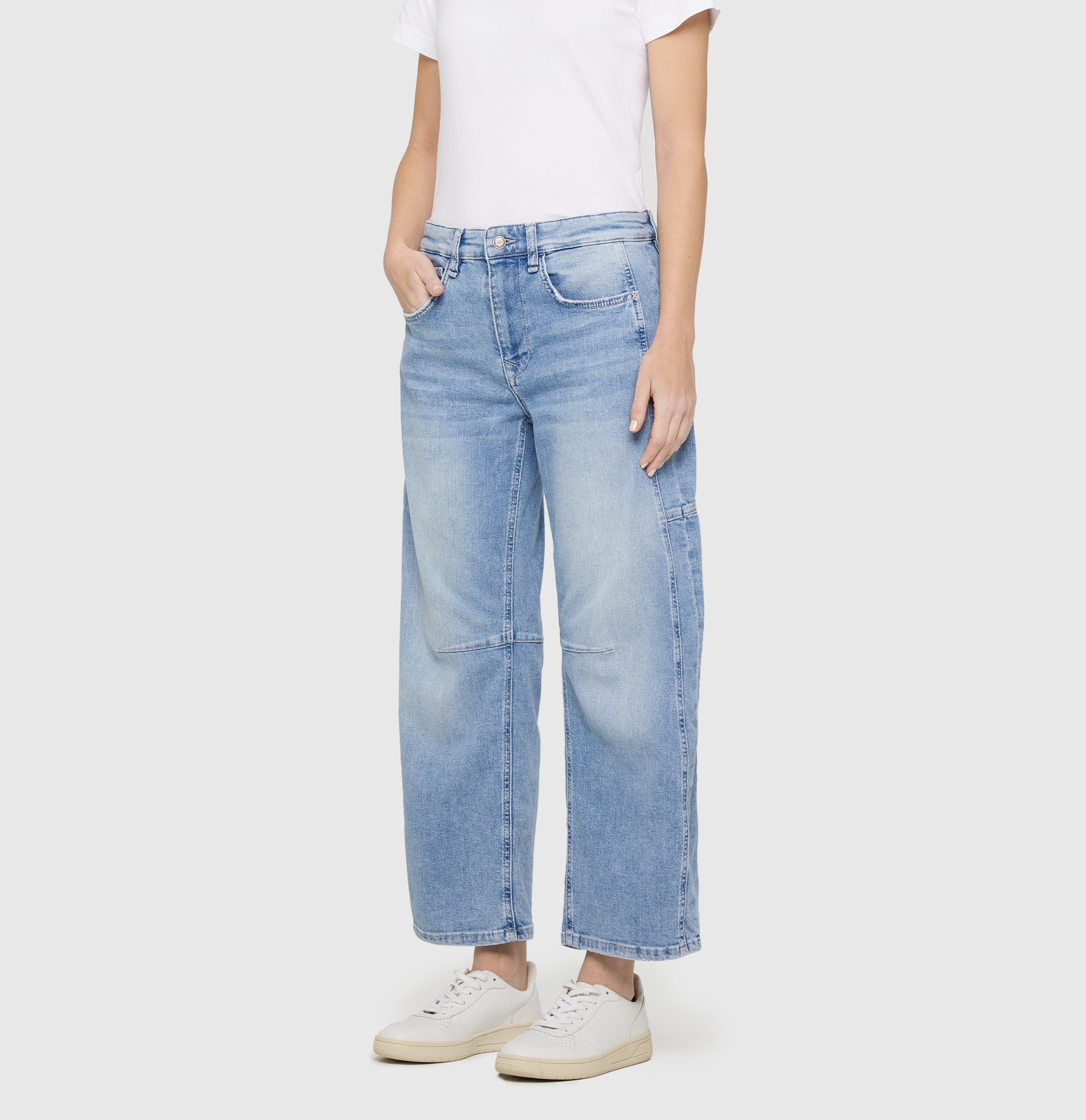 Casual barrel jeans with seam details. | OHIO Barrel | light blue random washed | Side view of model
