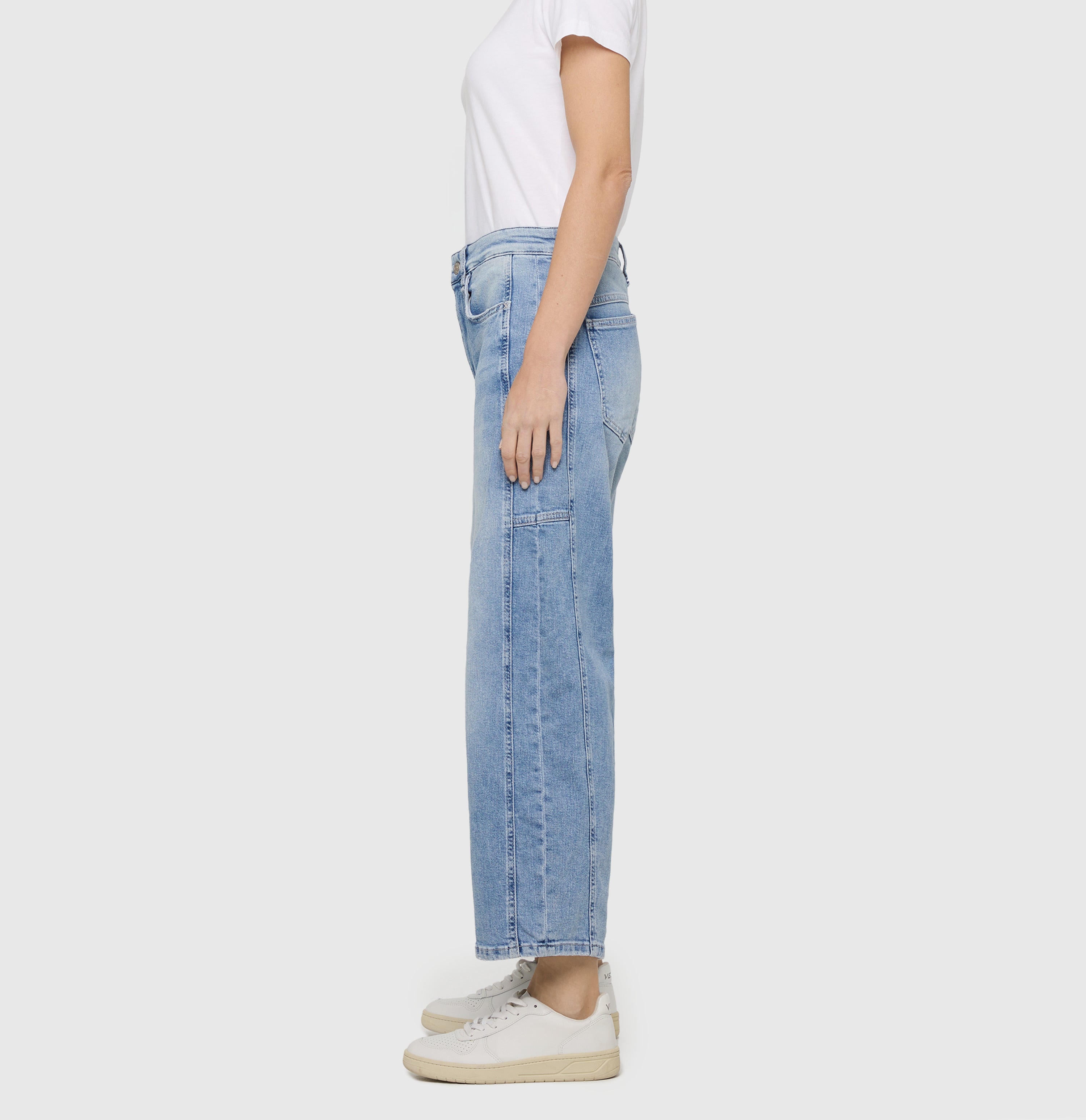 Casual barrel jeans with seam details. | OHIO Barrel | light blue random washed | Detailed view 2 of model