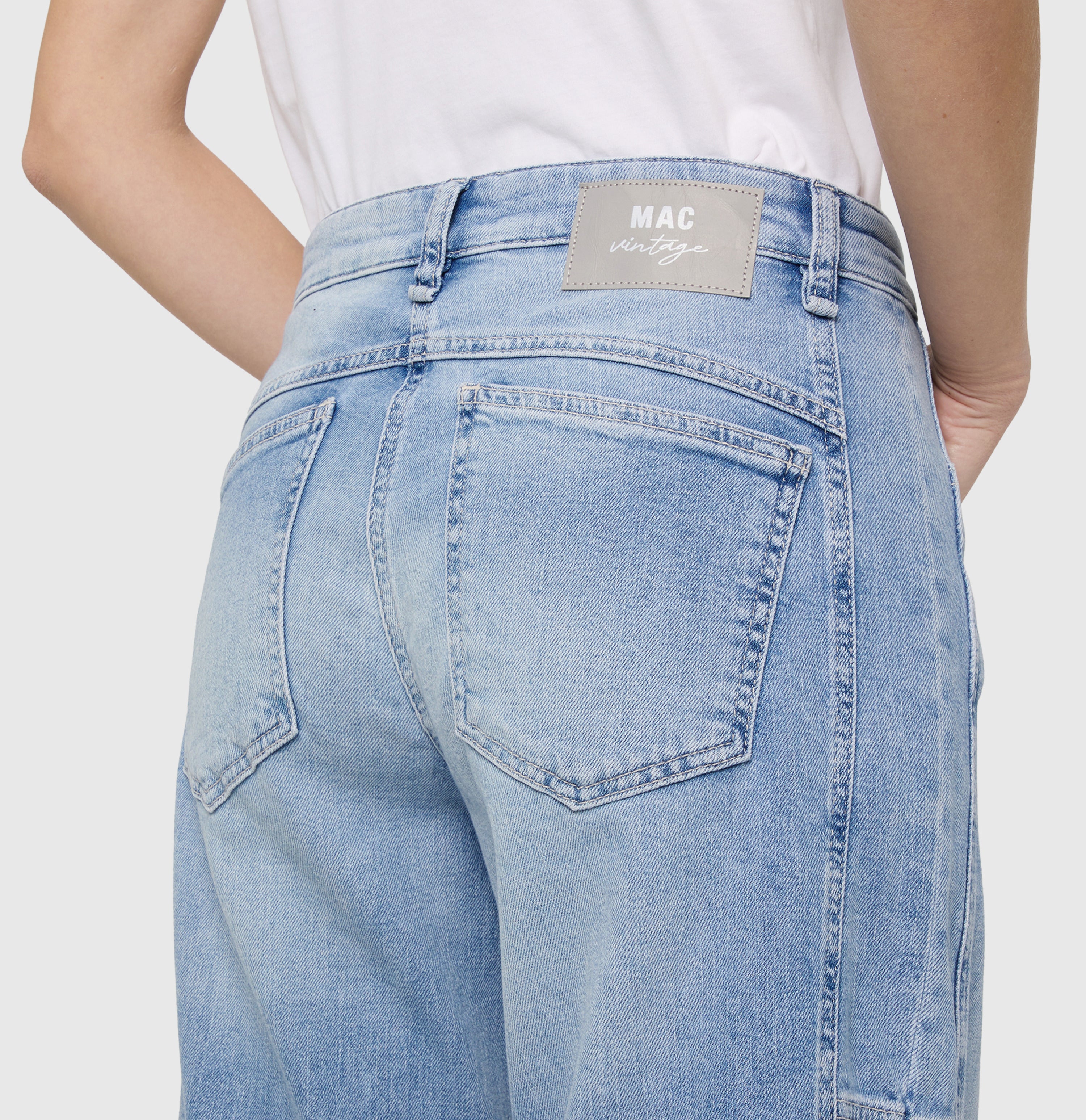 Casual barrel jeans with seam details. | OHIO Barrel | light blue random washed | Detailed view 3 of model