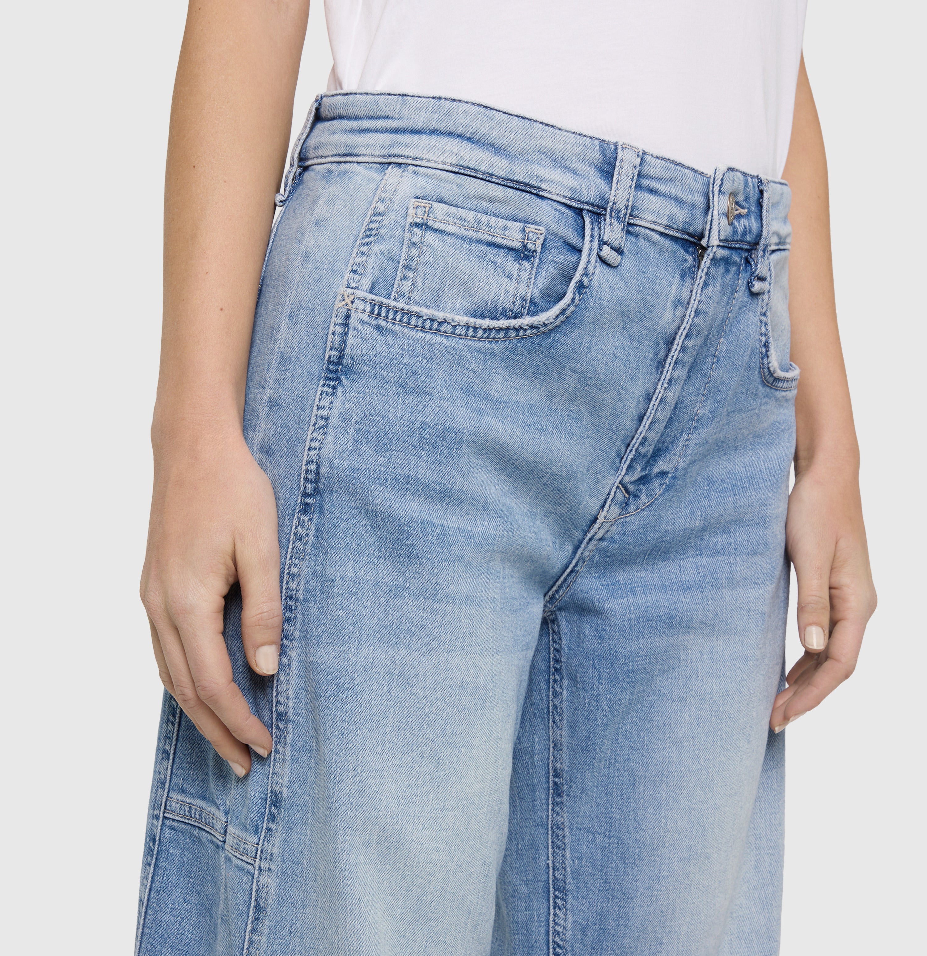 Casual barrel jeans with seam details. | OHIO Barrel | light blue random washed | Detailed view 4 of model