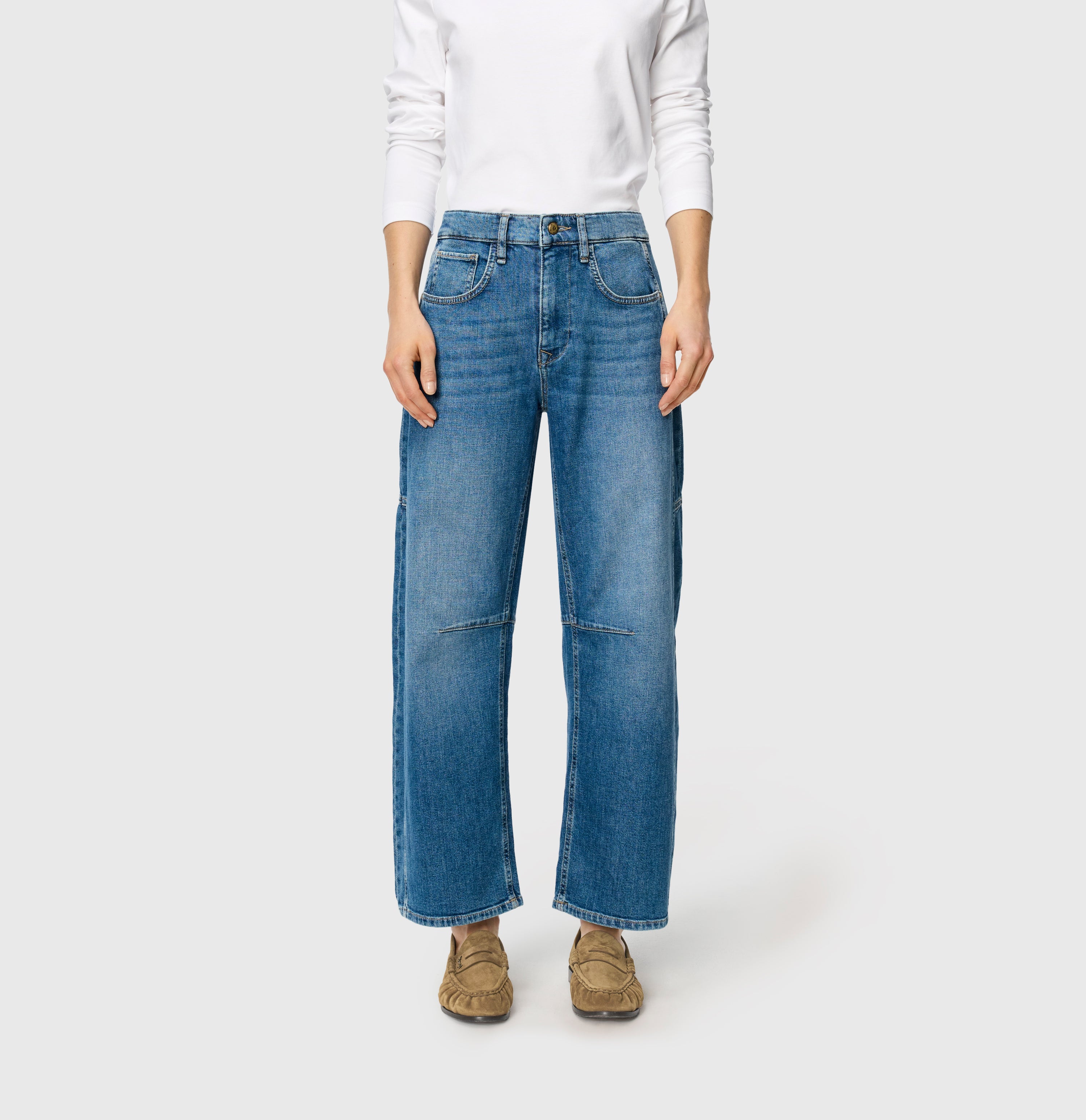 Loose fit made from comfort vintage denim. | OHIO Barrel | mid blue use wash | Front view of model