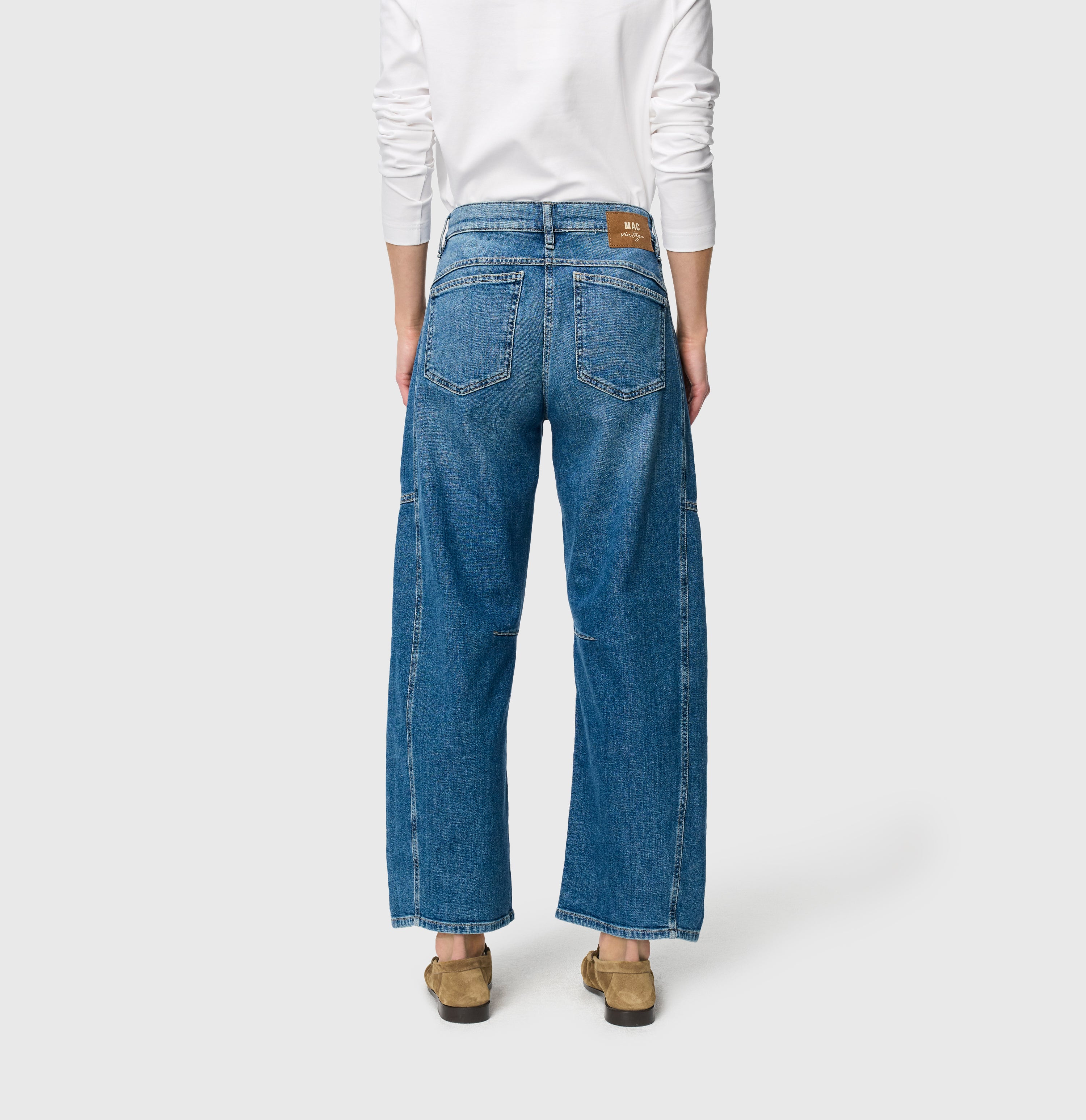 Loose fit made from comfort vintage denim. | OHIO Barrel | mid blue use wash | Back view of model