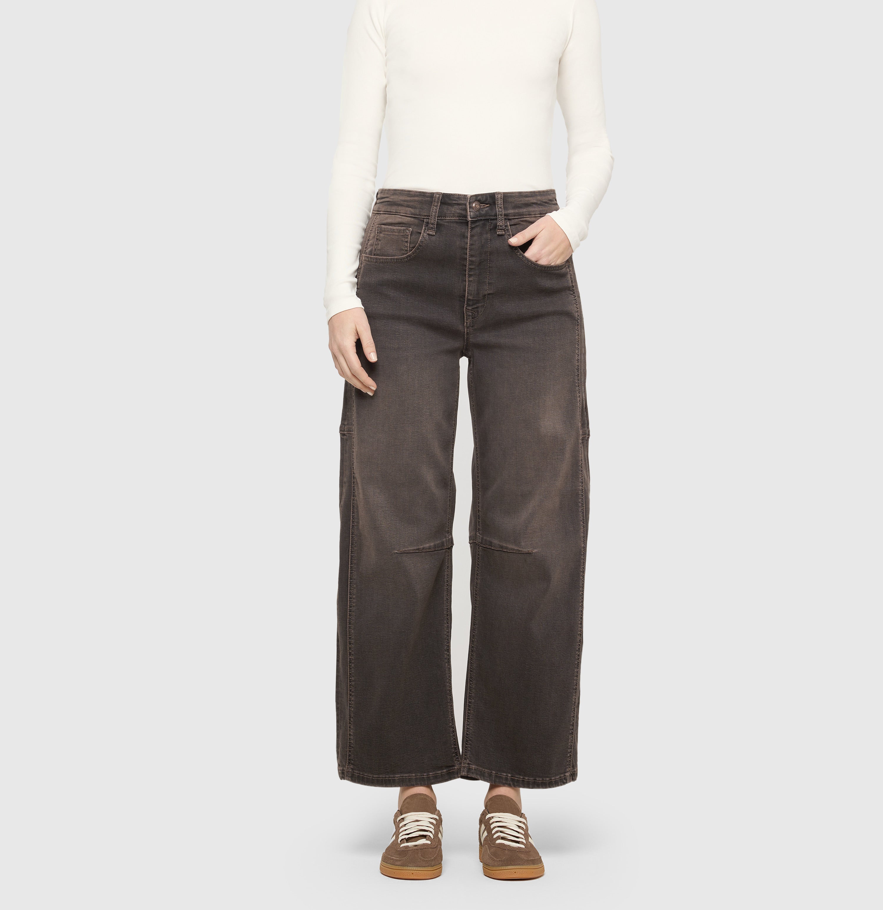 Loose fit made from comfort vintage denim. | OHIO Barrel | coffee vintage wash | Front view of model