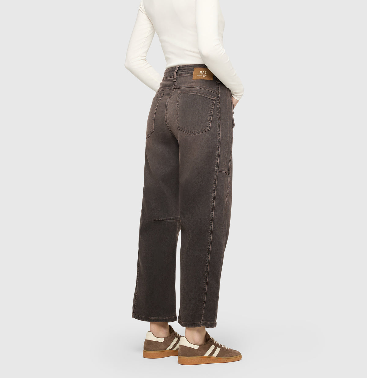 Loose fit made from comfort vintage denim. | OHIO Barrel | coffee vintage wash | Back view of model
