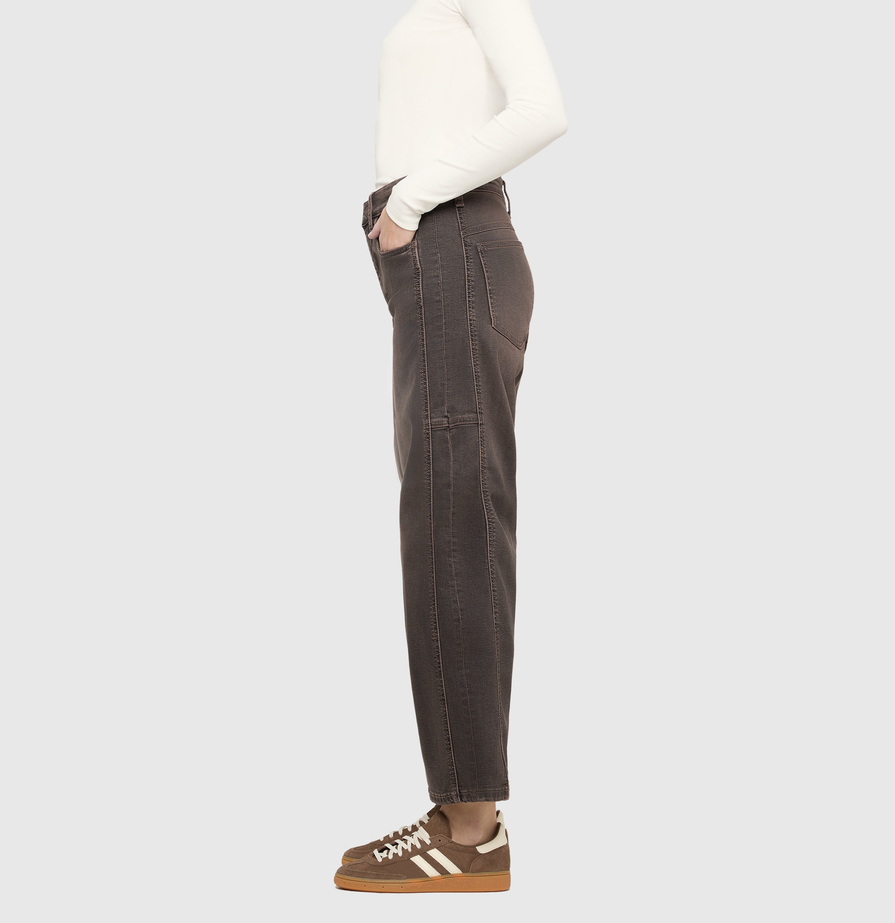 Loose fit made from comfort vintage denim. | OHIO Barrel | coffee vintage wash | Side view of model