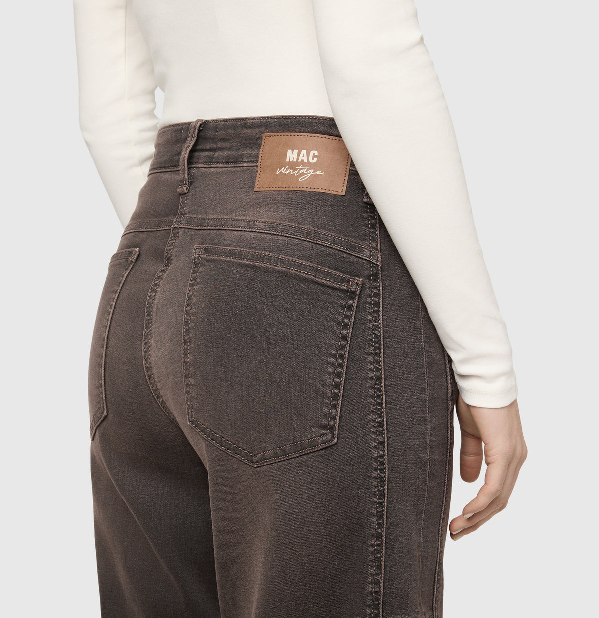 Loose fit made from comfort vintage denim. | OHIO Barrel | coffee vintage wash | Detailed view 2 of model