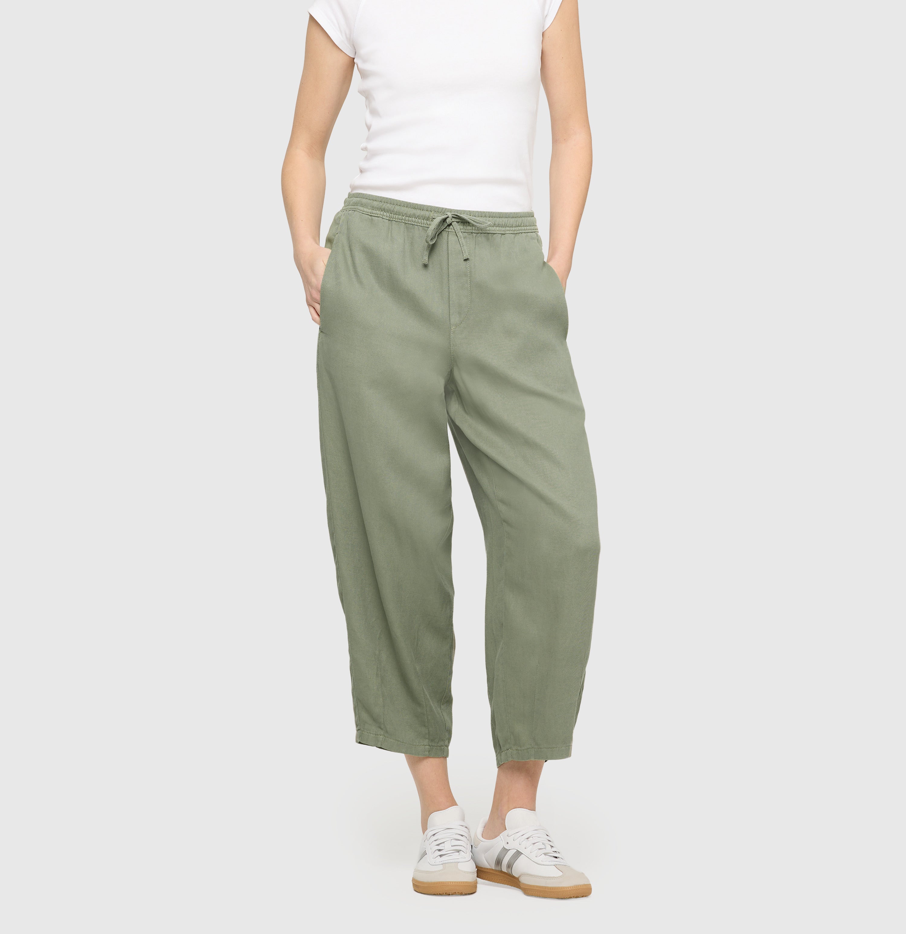 Relaxed trousers in a linen-lyocell-cotton blend. | BAY 2.3 relaxed | dried rosemary PPT | Front view of model