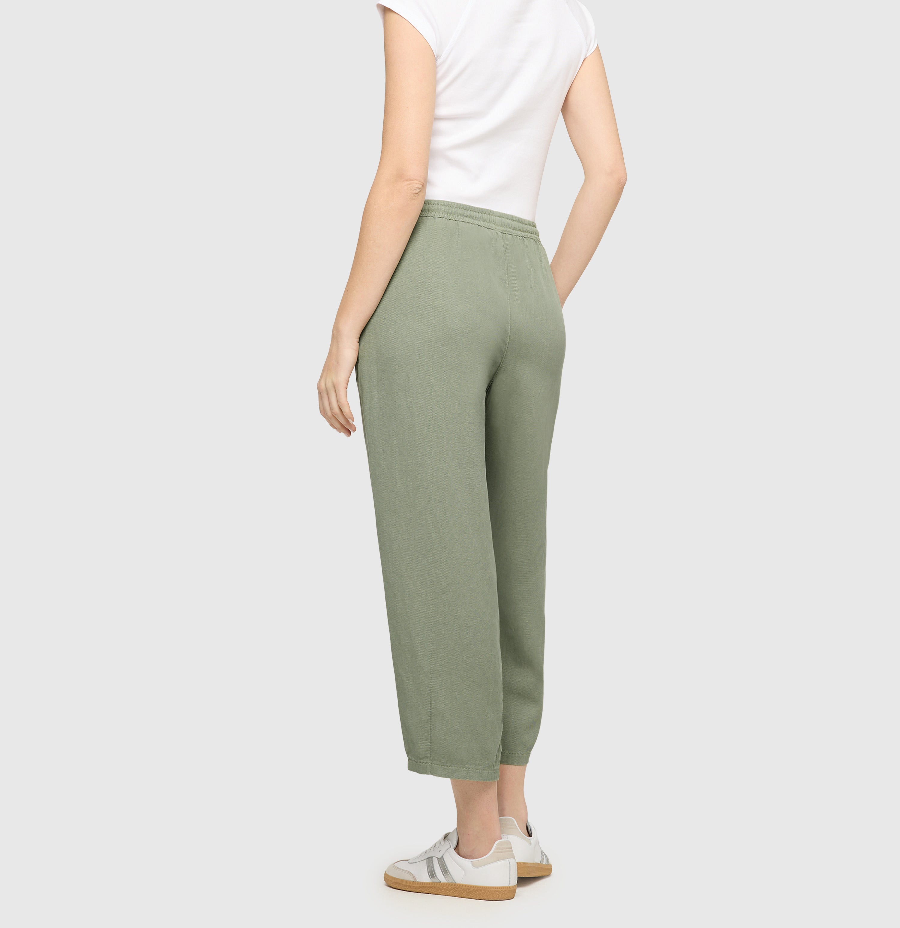 Relaxed trousers in a linen-lyocell-cotton blend. | BAY 2.3 relaxed | dried rosemary PPT | Back view of model
