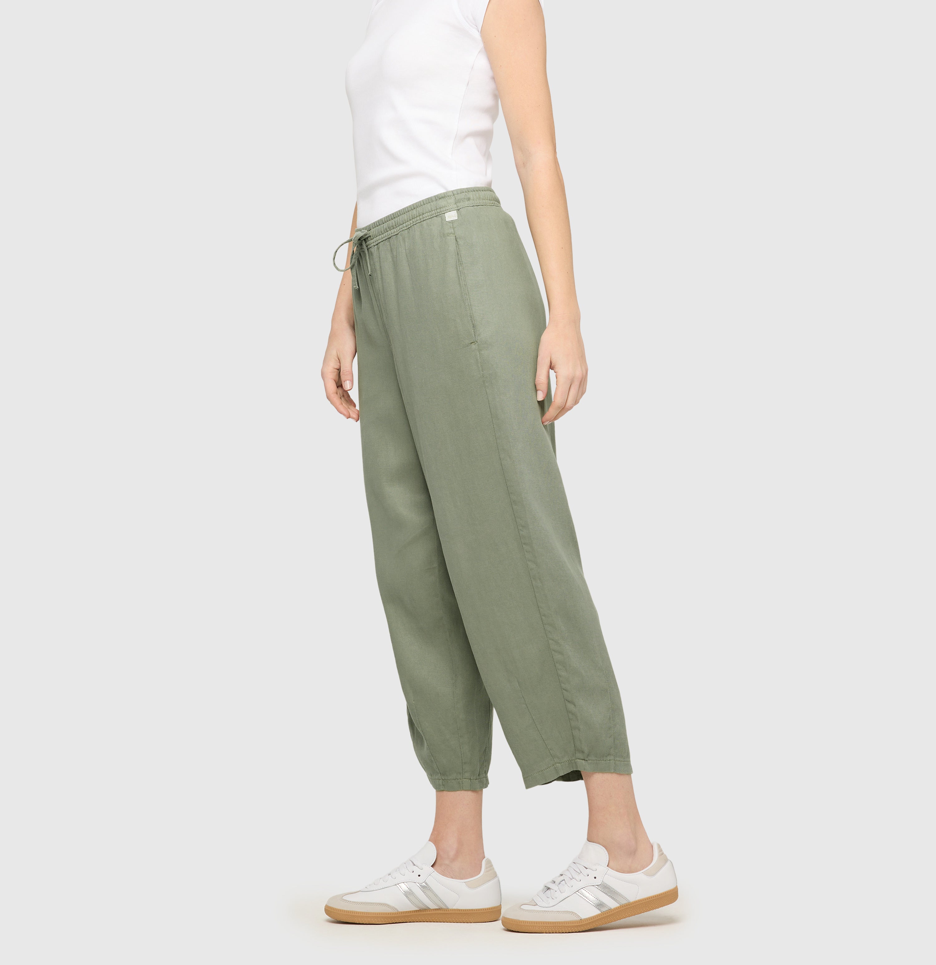 Relaxed trousers in a linen-lyocell-cotton blend. | BAY 2.3 relaxed | dried rosemary PPT | Side view of model