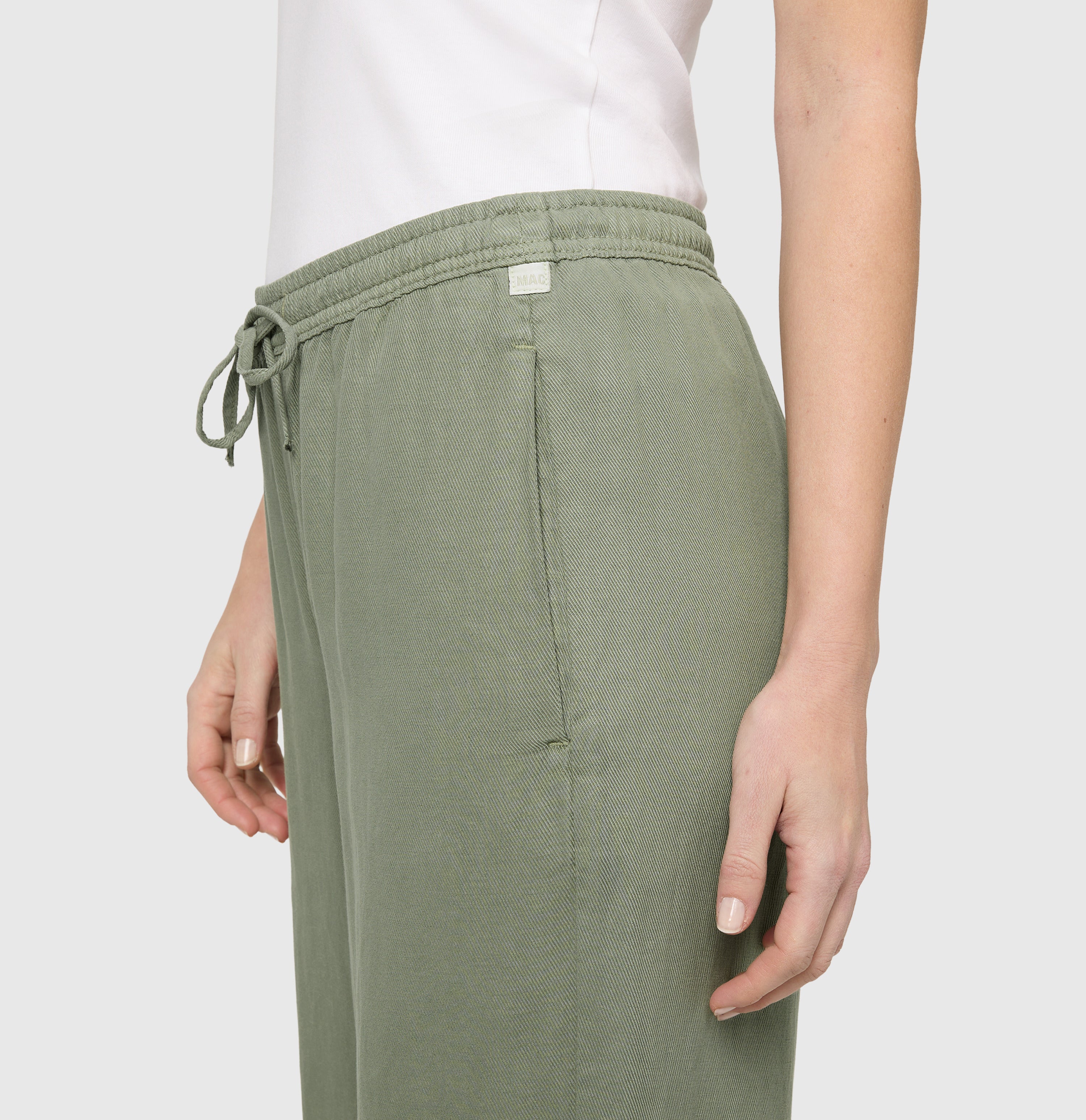 Relaxed trousers in a linen-lyocell-cotton blend. | BAY 2.3 relaxed | dried rosemary PPT | Detailed view 2 of model